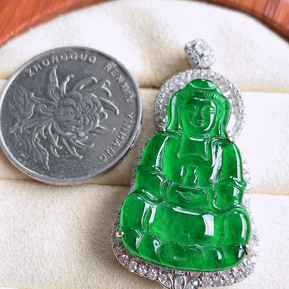 冰润满绿精雕观音吊坠，928银饰镶嵌  法相端庄大气，工艺精湛，种色浓郁，细腻饱满冰润，种老水足，收藏佳品，佩戴大气  W502.27   整体尺寸：43-22-9mm  裸石尺寸：30.5-19mm