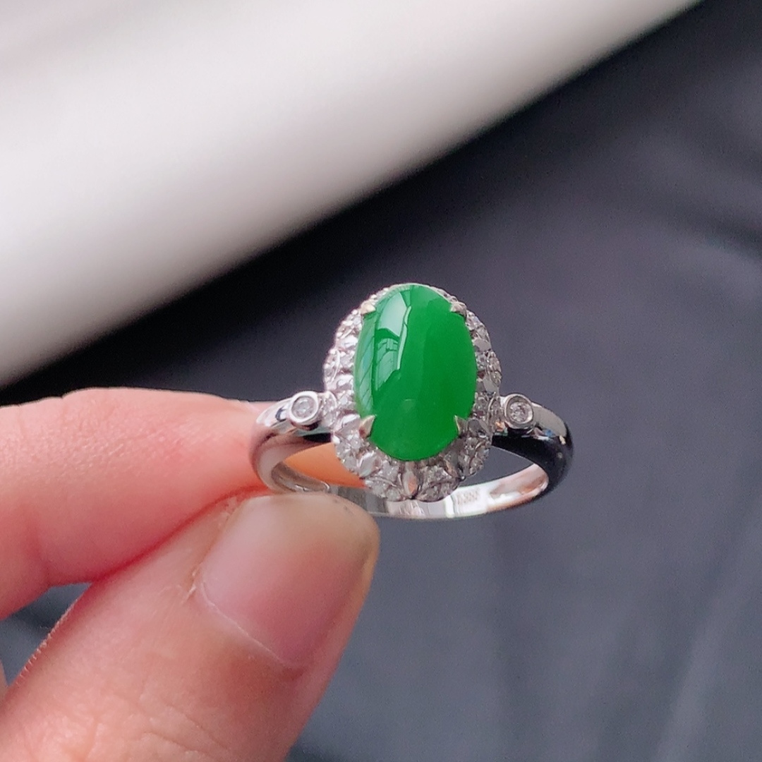 冰阳绿女戒。莹莹青翠，种老无裂水润，佩戴温婉优雅，货号79428，9.4/6.1/2.1