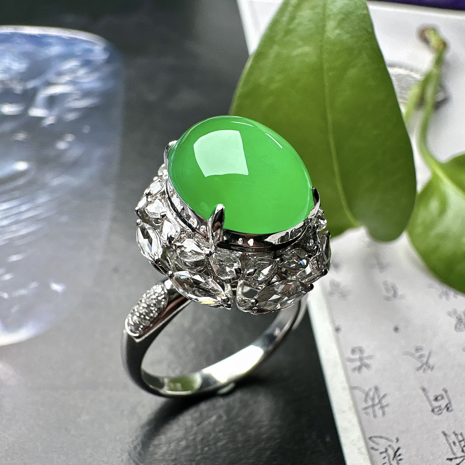 【冰种满绿蛋面戒指】阳绿色泽，质地均匀细腻，冰润起光，胶感强烈，颜色娇艳，18K金钻精美镶嵌，裸石尺寸12.8*10.4*6毫米