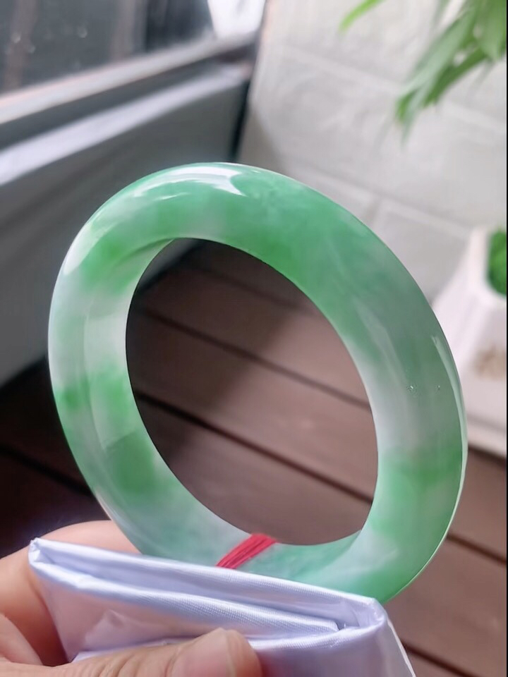 正圈58.8圈口，翡翠糯化种飘绿手镯