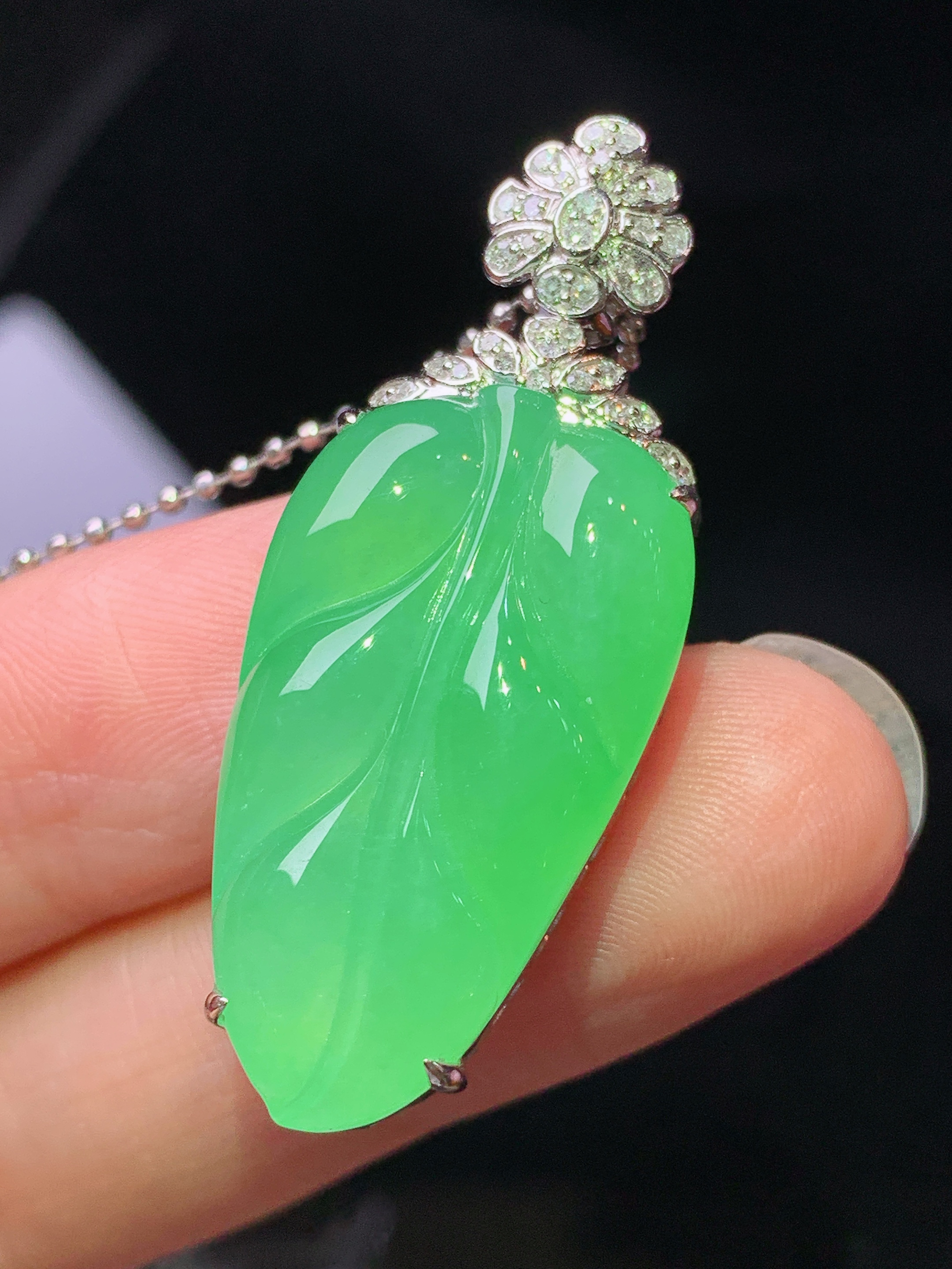 18k金钻镶嵌阳绿树叶吊坠 玉质细腻 色泽艳丽清新 水润亮眼 整体尺寸39.2*15.7*7.6h1
