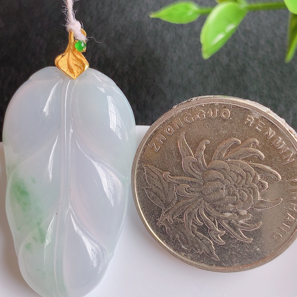 18k金扣冰润飘花金枝玉叶翡翠吊坠  老种起胶感  飘花灵动  寓意“金枝玉叶，大业有成，一夜成名”  饱满大气，水润通透。W415.27 尺寸：33-18.8-5.5mm
