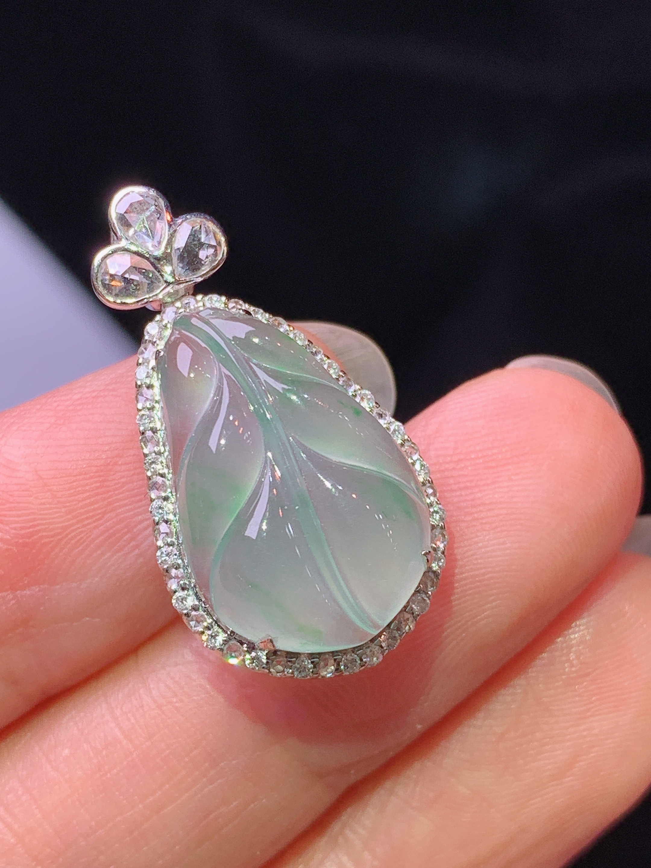 18k金钻镶嵌冰种树叶吊坠 玉质细腻 色泽艳丽清新 水润亮眼 整体尺寸26.8*14*8c1