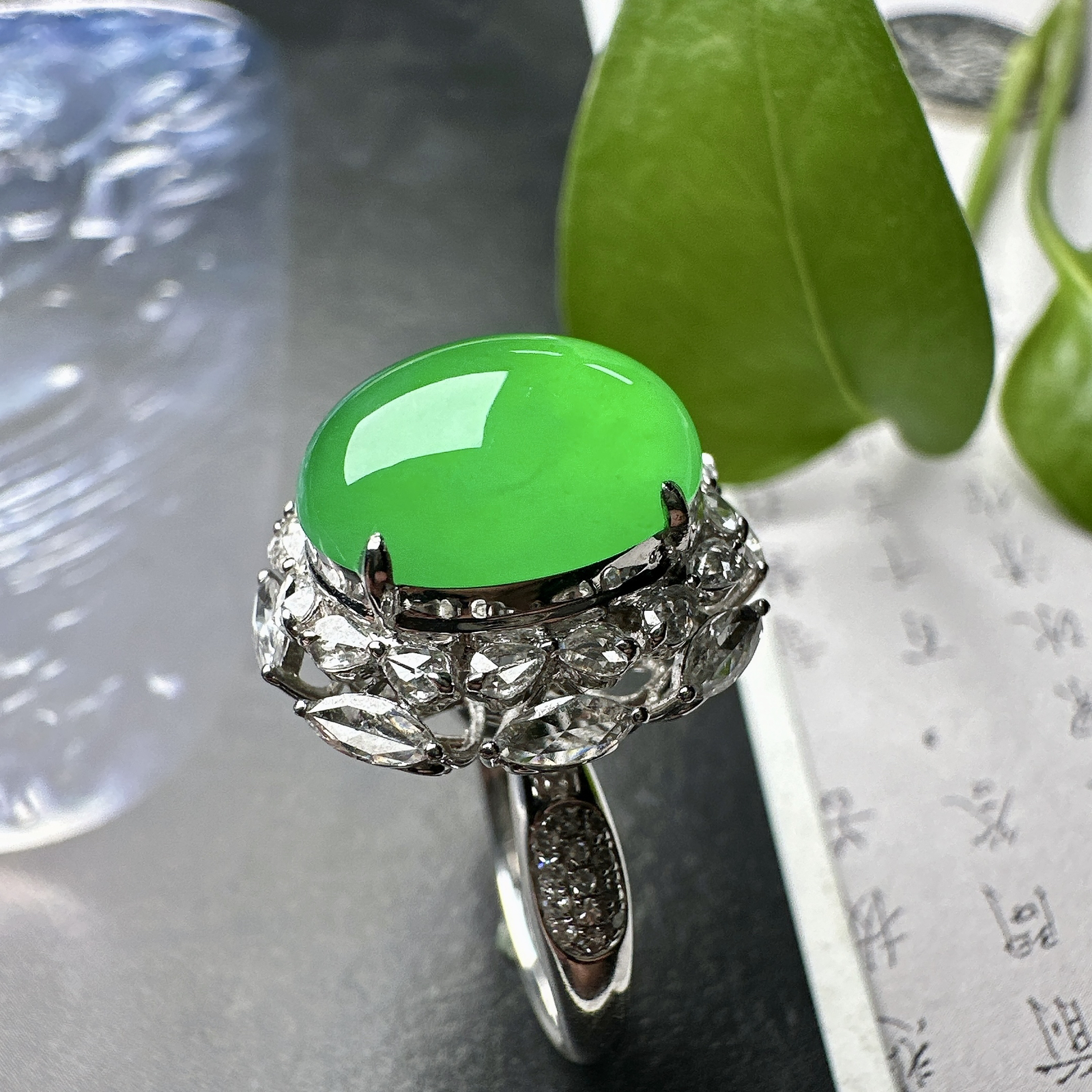 【冰种满绿蛋面戒指】阳绿色泽，质地均匀细腻，冰润起光，胶感强烈，颜色娇艳，18K金钻精美镶嵌，裸石尺寸12.8*10.4*6毫米
