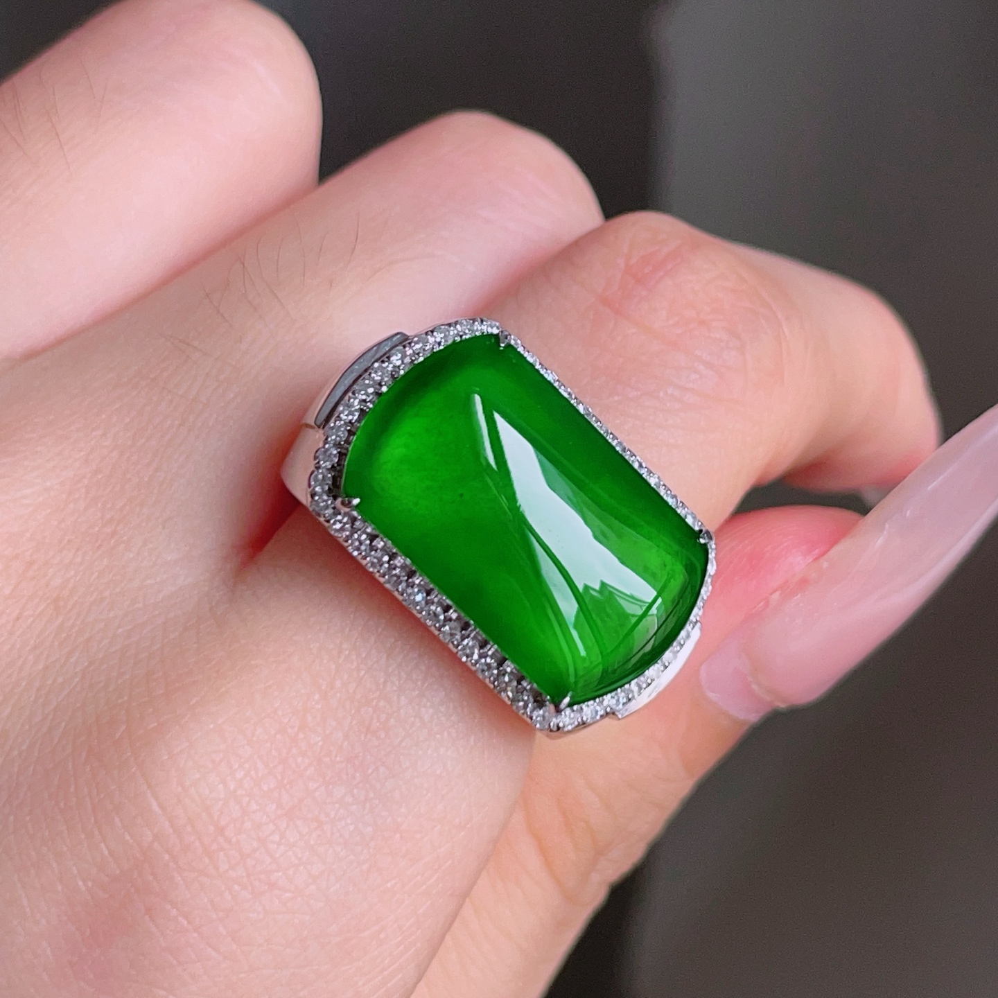 ️ 冰辣绿马鞍戒指，色泽浓郁，种老水润，18k金镶嵌，裸石 19.3/11.8，圈口 18