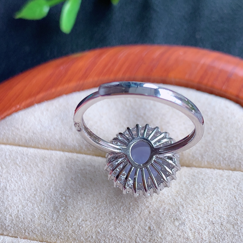 冰润紫罗兰精美翡翠蛋面戒指  玉质细腻  冰清玉润  飘花灵动  颜色漂亮  W502.27  内径尺寸：17.5-13.5-9.5mm  裸石尺寸：8.8-7.8mm