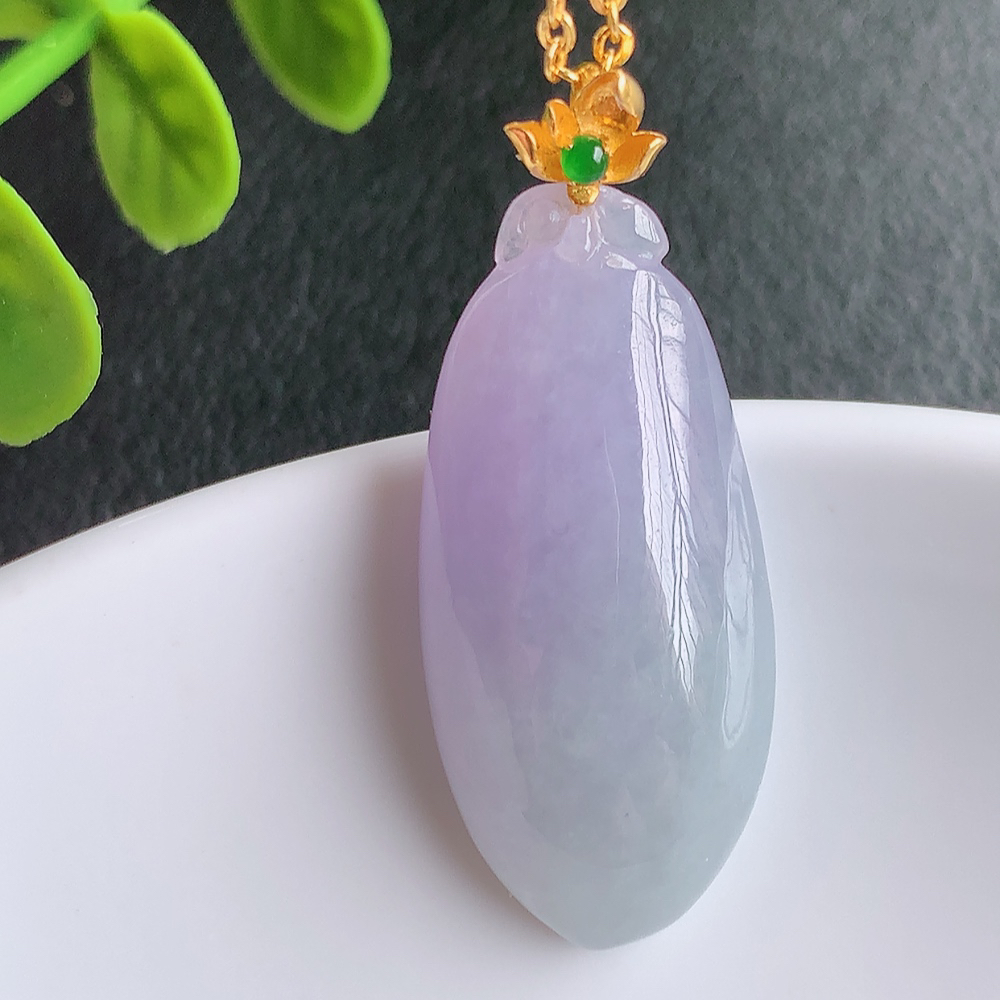 18k金扣冰润紫罗兰福瓜翡翠吊坠，呱呱来财，福气满满的美好寓意，清新自然  沁人心脾，造型独特，清秀高雅  W415.27  尺寸：28.8-13-7.2mm