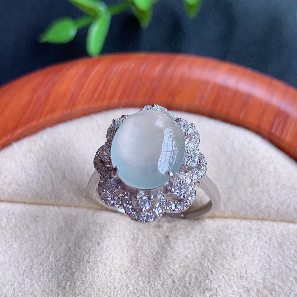 冰翡翠925银镶嵌蛋面指环，自然光实拍，翠色灵动，颜色漂亮，种老水足，品相佳，佩戴佳品！W502.2