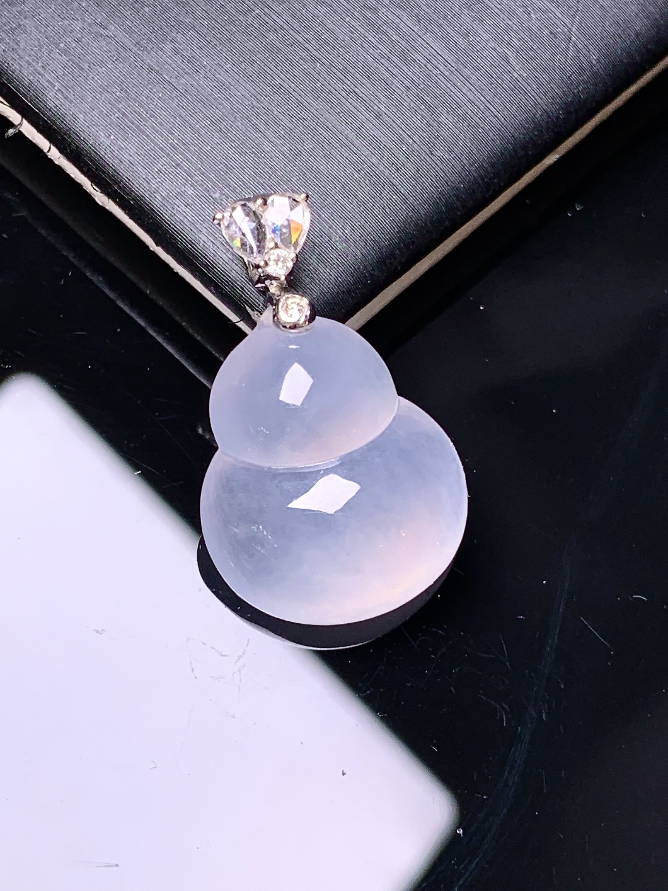 18k金钻镶嵌冰种葫芦吊坠 玉质细腻 色泽艳丽清新 水润亮眼 整体尺寸24.5*15.5*6.6g2