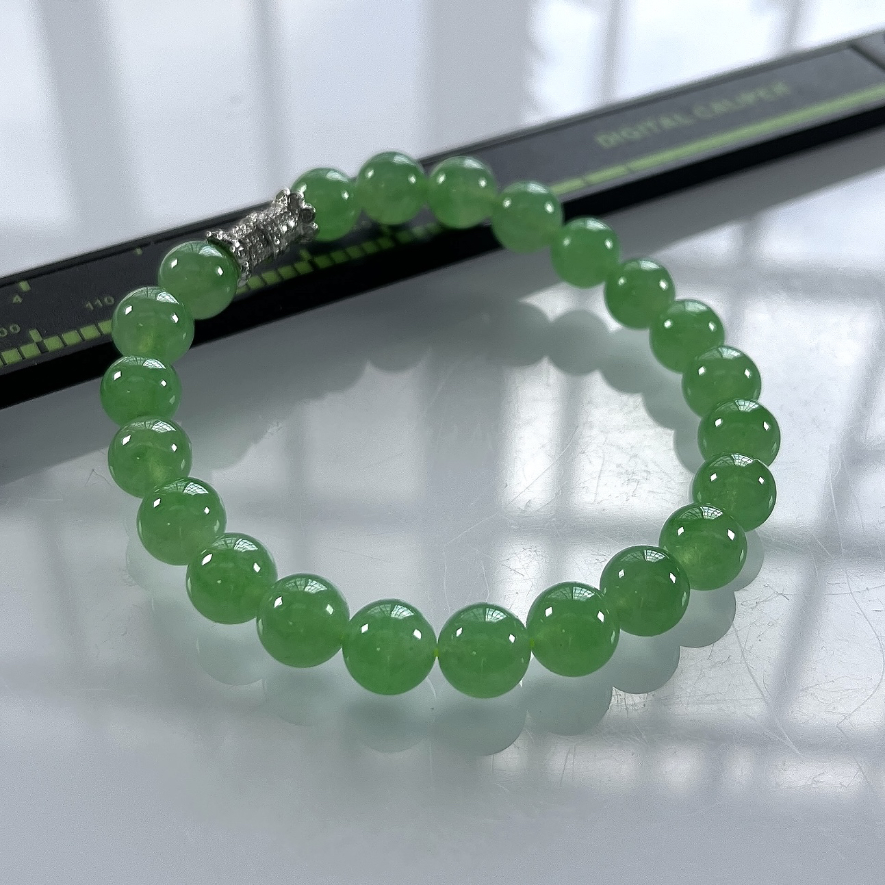 收藏传承级别，缅甸天然翡翠A货，卡8高冰起胶满绿晴阳绿圆珠手串手链，尺寸：8mm/22颗，长度185mm，重量：20.82g，18K金伴钻扣头镶嵌。