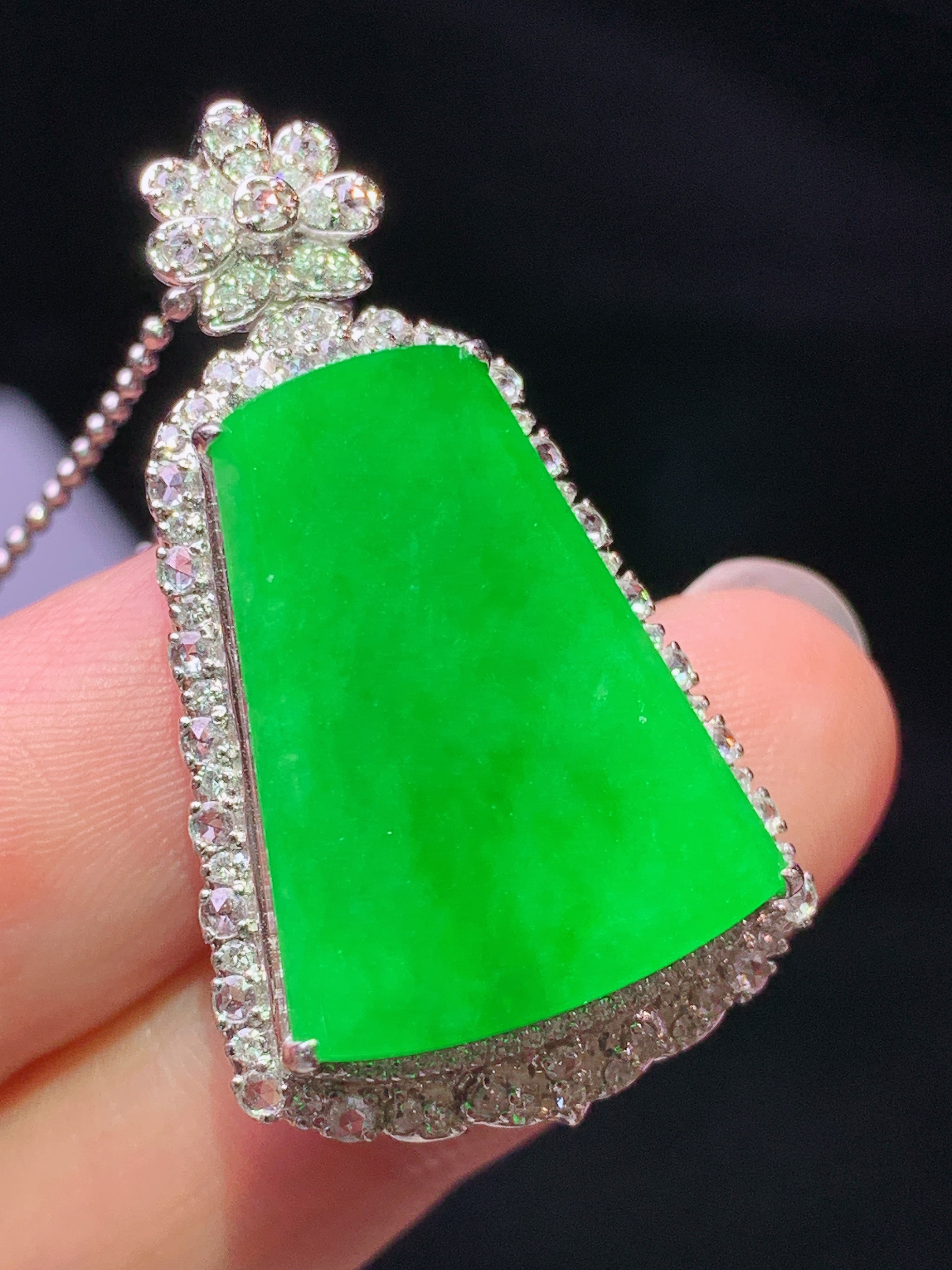 18k金钻镶嵌阳绿无事牌吊坠 玉质细腻 色泽艳丽清新 水润亮眼 整体尺寸36*20.5*9.5h2