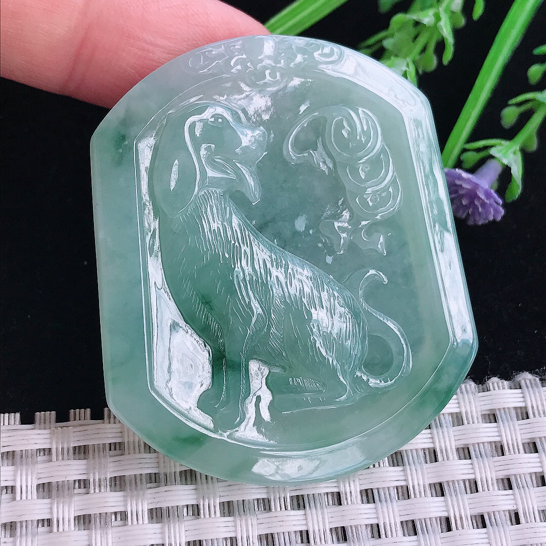 实拍A货翡翠52.6/45/5老坑冰胶水灵冰晴绿飘花生肖狗牌吊坠玉坠旺财