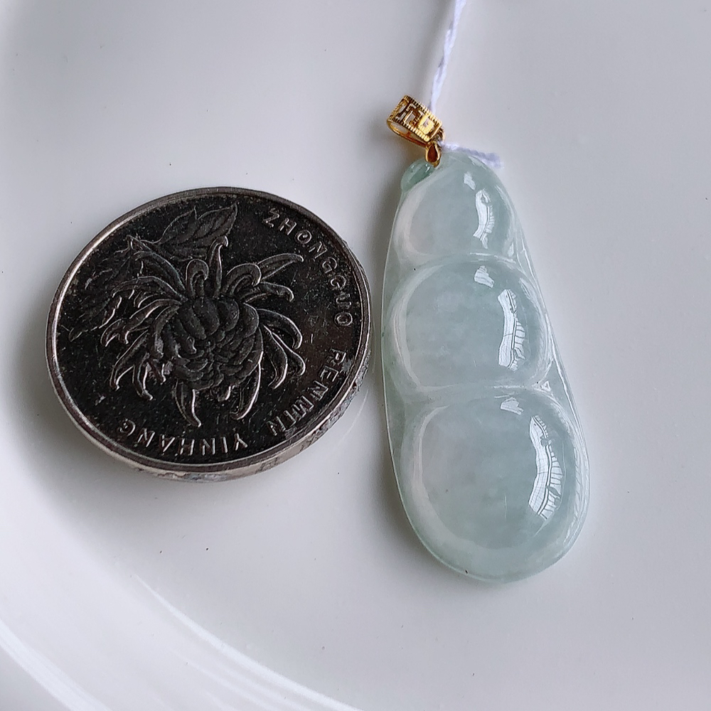 18k金扣冰润福豆翡翠挂件，老种飘花  冰清玉洁  胶感十足  寓意“四季平安，福气满满”颜色鲜艳，清新自然，饱满通透   W415.27  尺寸：35-14-5.3mm