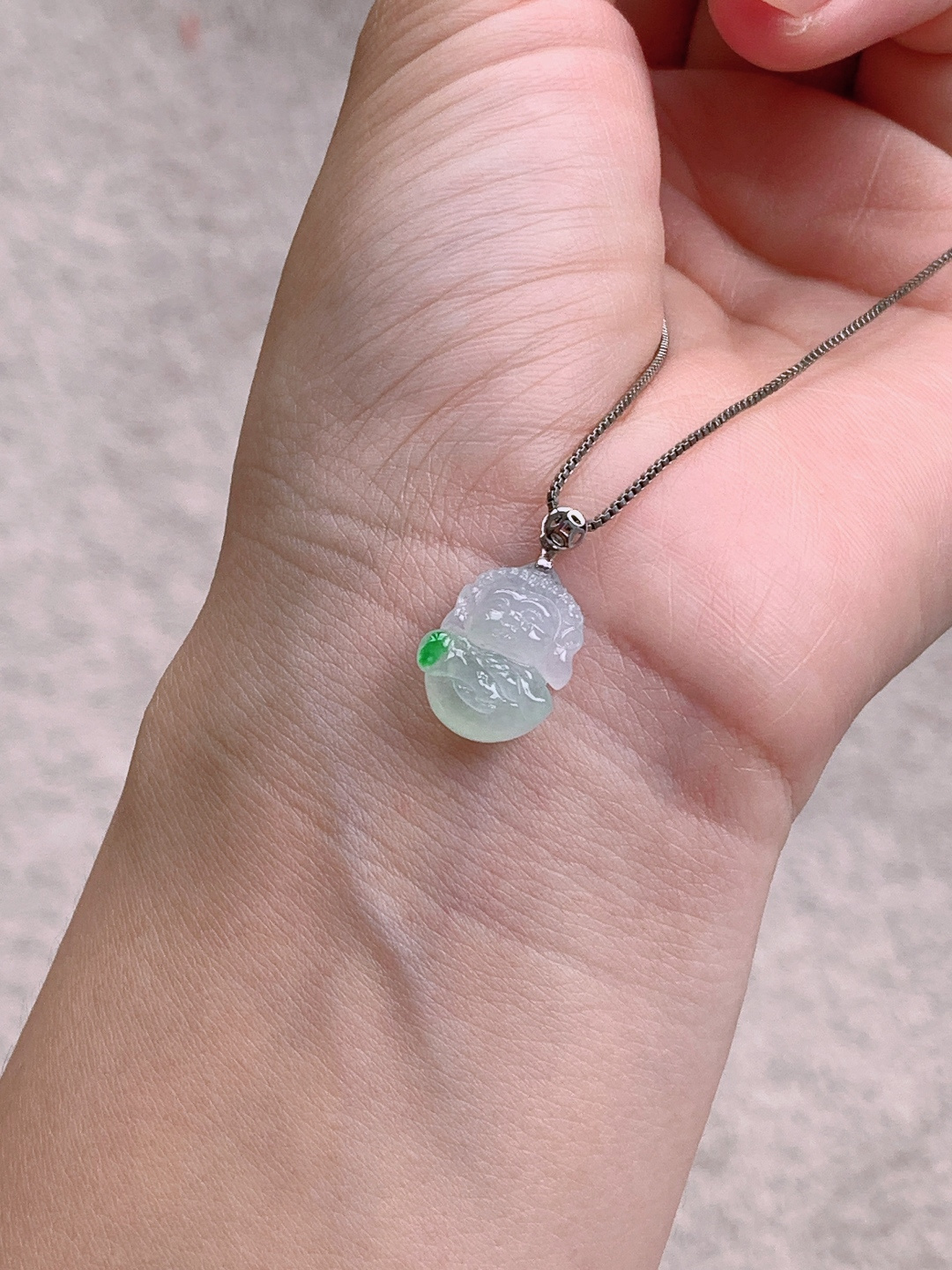 冰飘绿花宝宝佛吊坠，18k金镶嵌，飘花，性比高，精致可爱，裸石14.6/11/5.8，重量2克