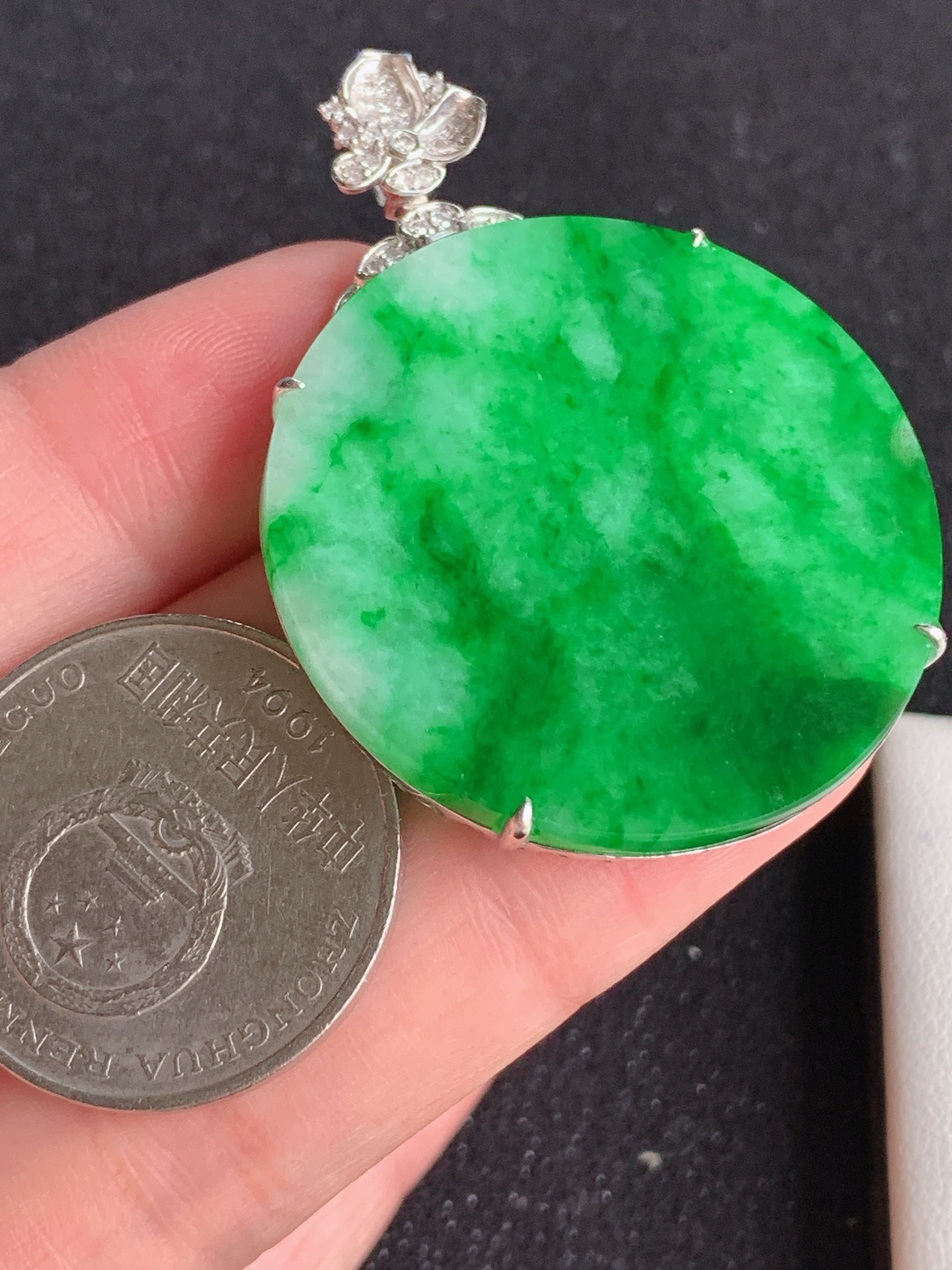 ️，18k镶嵌冰飘绿无事牌，无裂尺寸：47/34.8/5.5