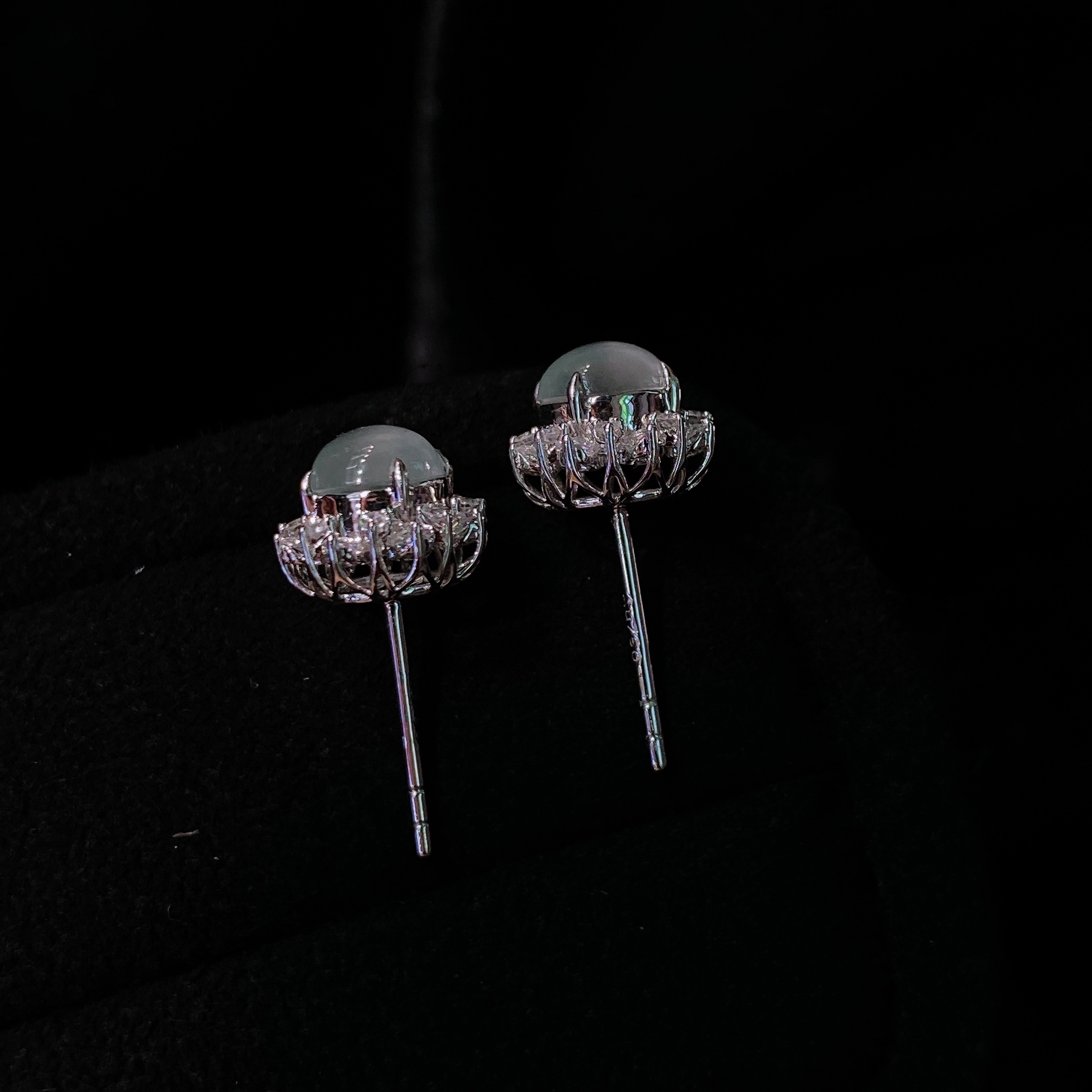 高冰蛋面耳钉，通透如冰，荧光流转，18k金镶嵌，珠宝感十足，尺寸如图一，实物更美～，8.3/6.8