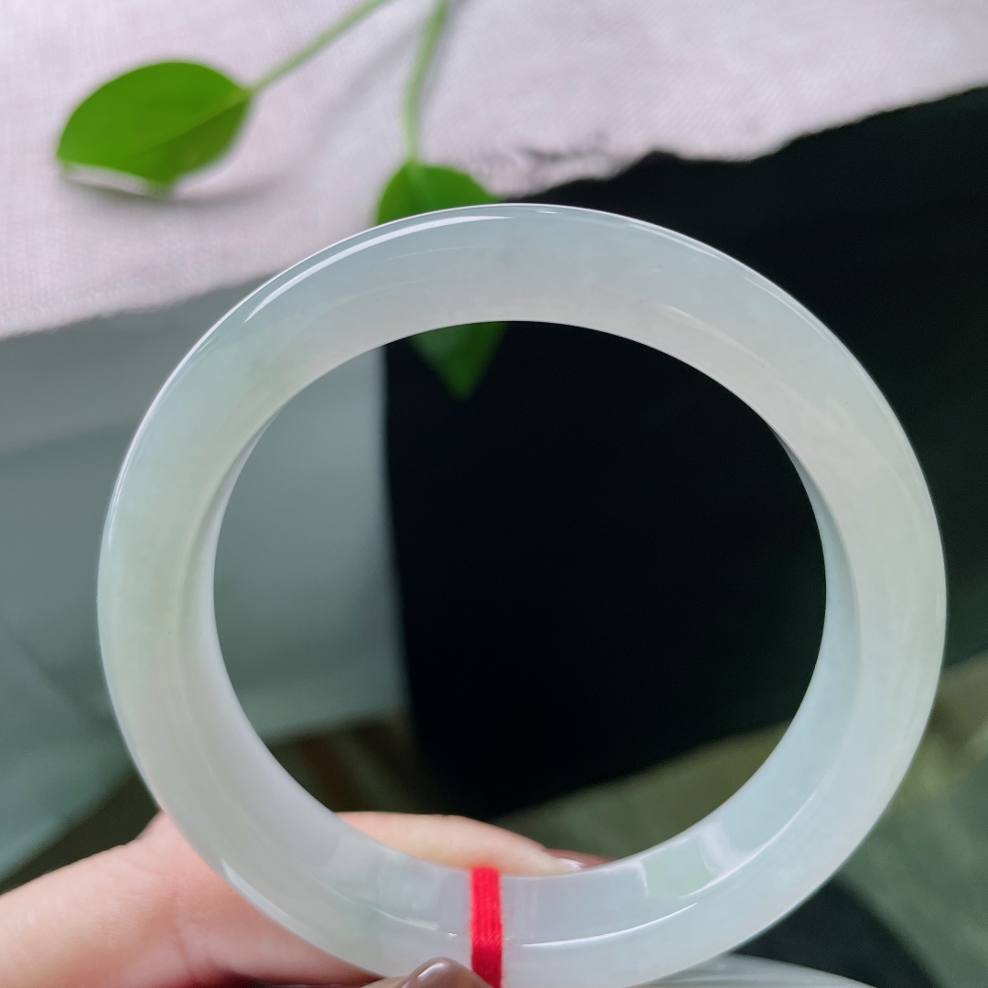 56.6/11.9/8.3，白月光正圈，似月光坠入凡尘，凝作腕间玉镯，种老，无裂，ss48837a