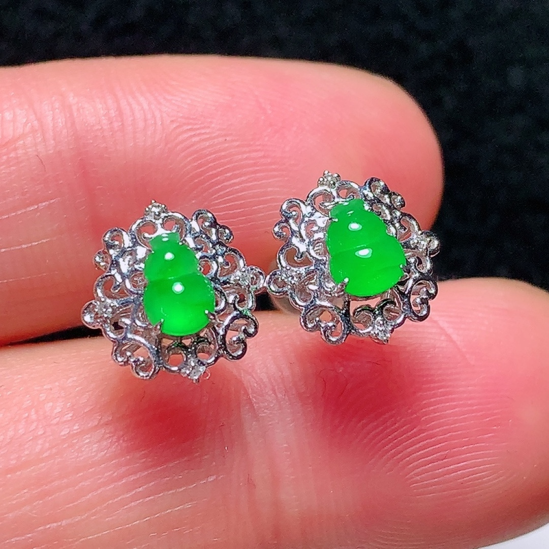 ️18k金镶嵌冰种阳绿葫芦耳钉，种老水头好，又冰又润，饱满无裂：10.4/10.2/5.4mm，裸石：5.5/3.7/2.3mm，编号