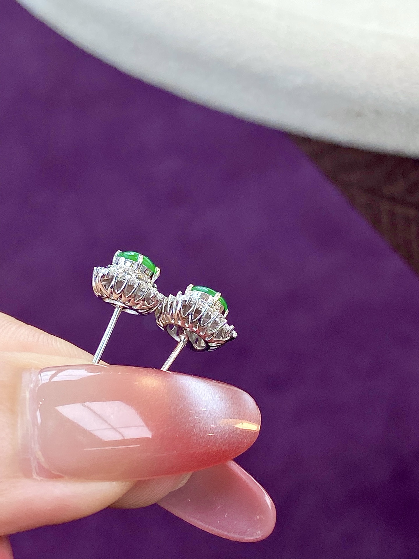 ️冰种阳绿蛋面耳钉，让翡翠误入耳饰的美貌，气质显白利器，让你在任何场合从容自信：10.4/9.7/6.7，裸石：4.9-4.2-2.2mm，无裂。