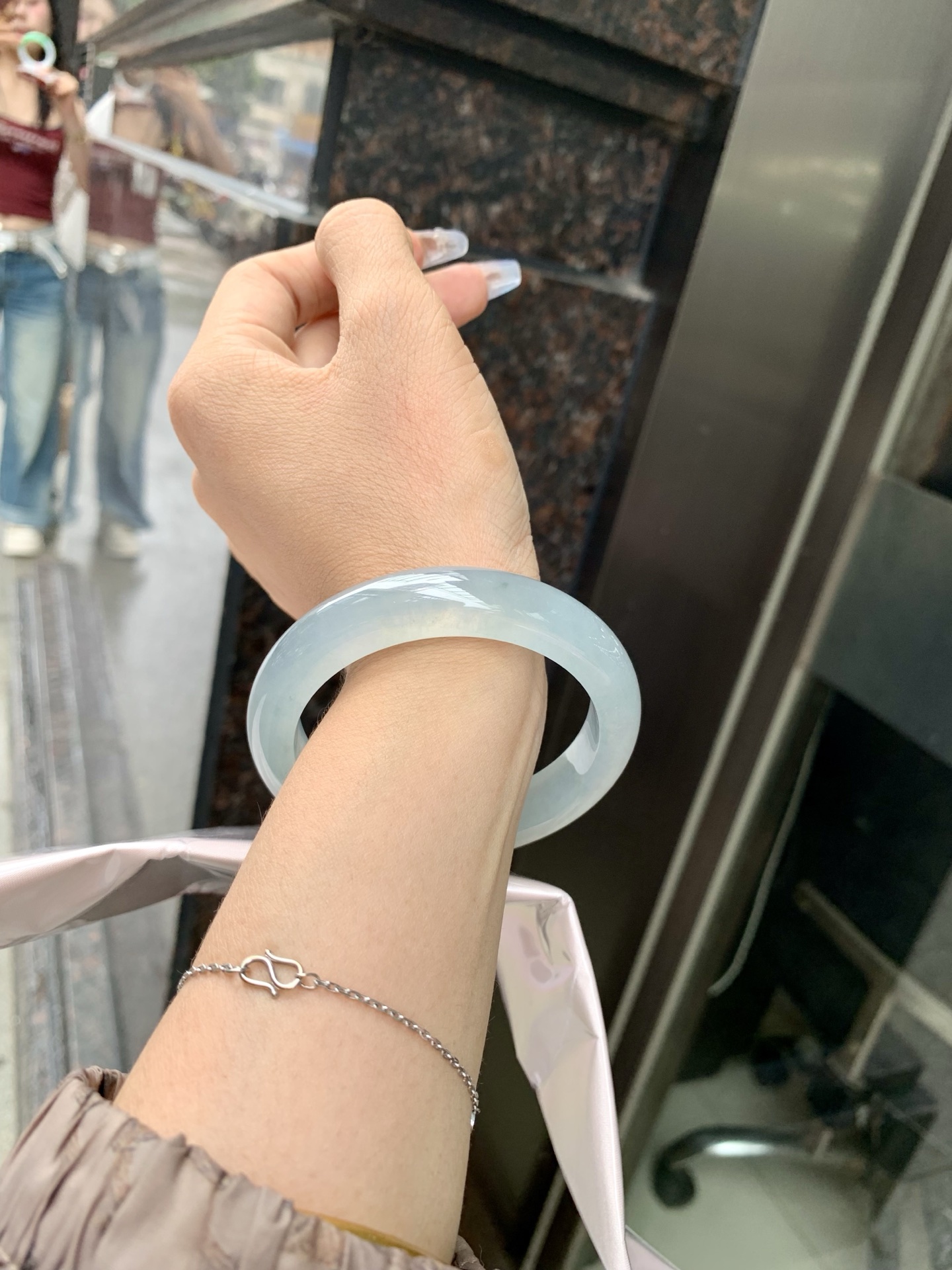 冰蓝正圈，56-8.5-12.2，0429-N576-1，底妆冰润细腻，有洒金，千变万化的冰晴蓝底色，拥有海的颜色，却散发着星空的光芒，这是一只来自冰川蓝的清冷气质仙女镯，无裂