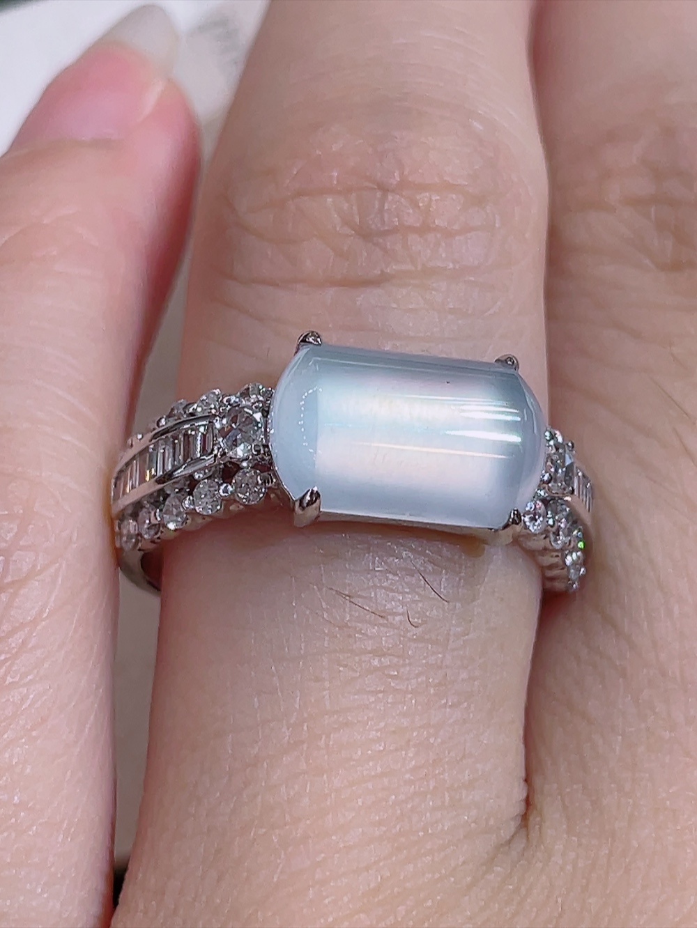 ️高冰玻璃种马鞍戒指，无裂，18k金镶嵌，种水，重金镶嵌，南非钻镶，厚装饱满，荧光四射，刚性十足，高端大气，性比高，14圈口，裸石11.2/7.0/4.8，含金厚