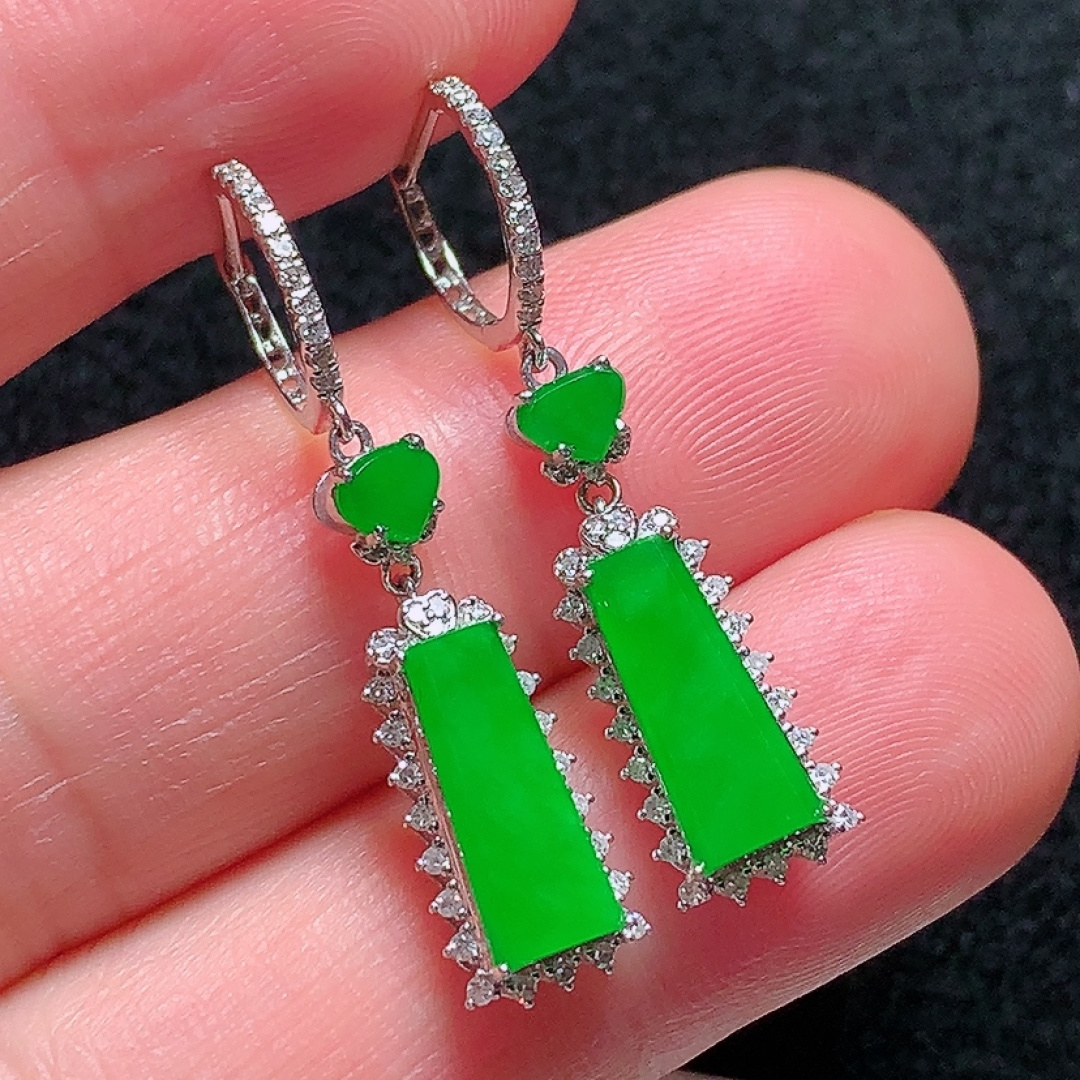 ️18k金镶嵌冰种正阳绿无事牌耳坠，色泽艳丽，种老水头好，又冰又润，饱满无裂：32.6/7.2/4.7mm裸石：12/4.9/2mm，编号