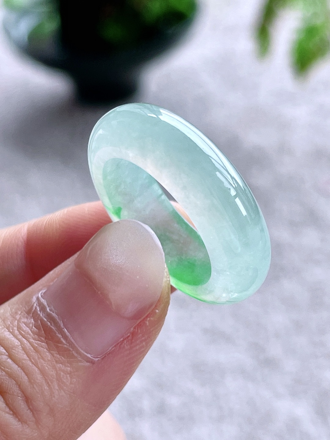 高冰飘绿花戒圈指环，缅料，无裂，性比高，飘花，尺寸7.3-4.5，圈口18号，重量7克
