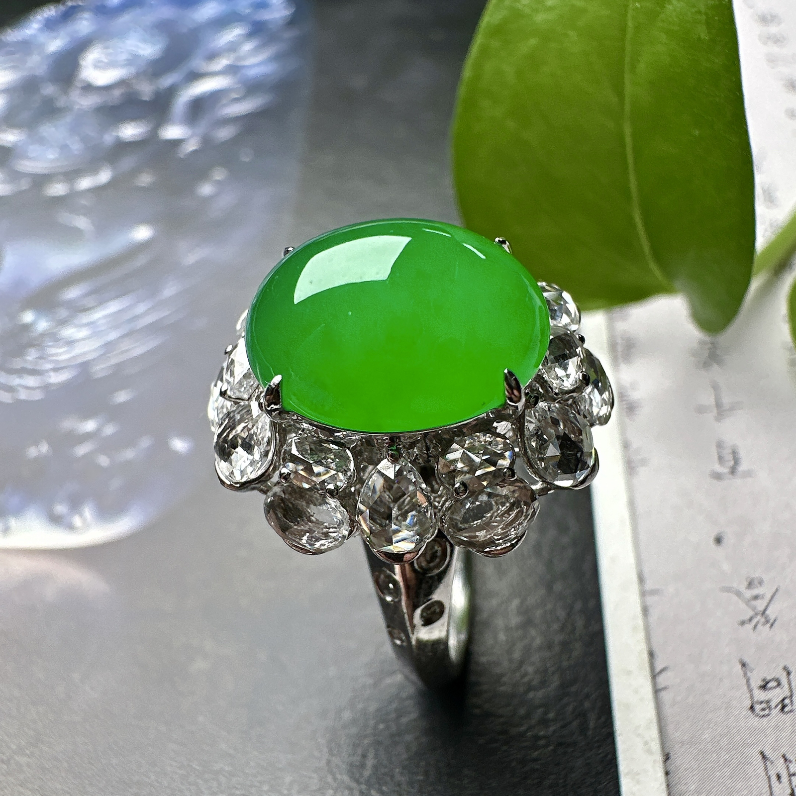 【冰种满绿蛋面戒指】质地均匀细腻，冰润起光，胶感强烈，颜色娇艳，18K金钻精美镶嵌，裸石尺寸12.8*10.2*7.5毫米