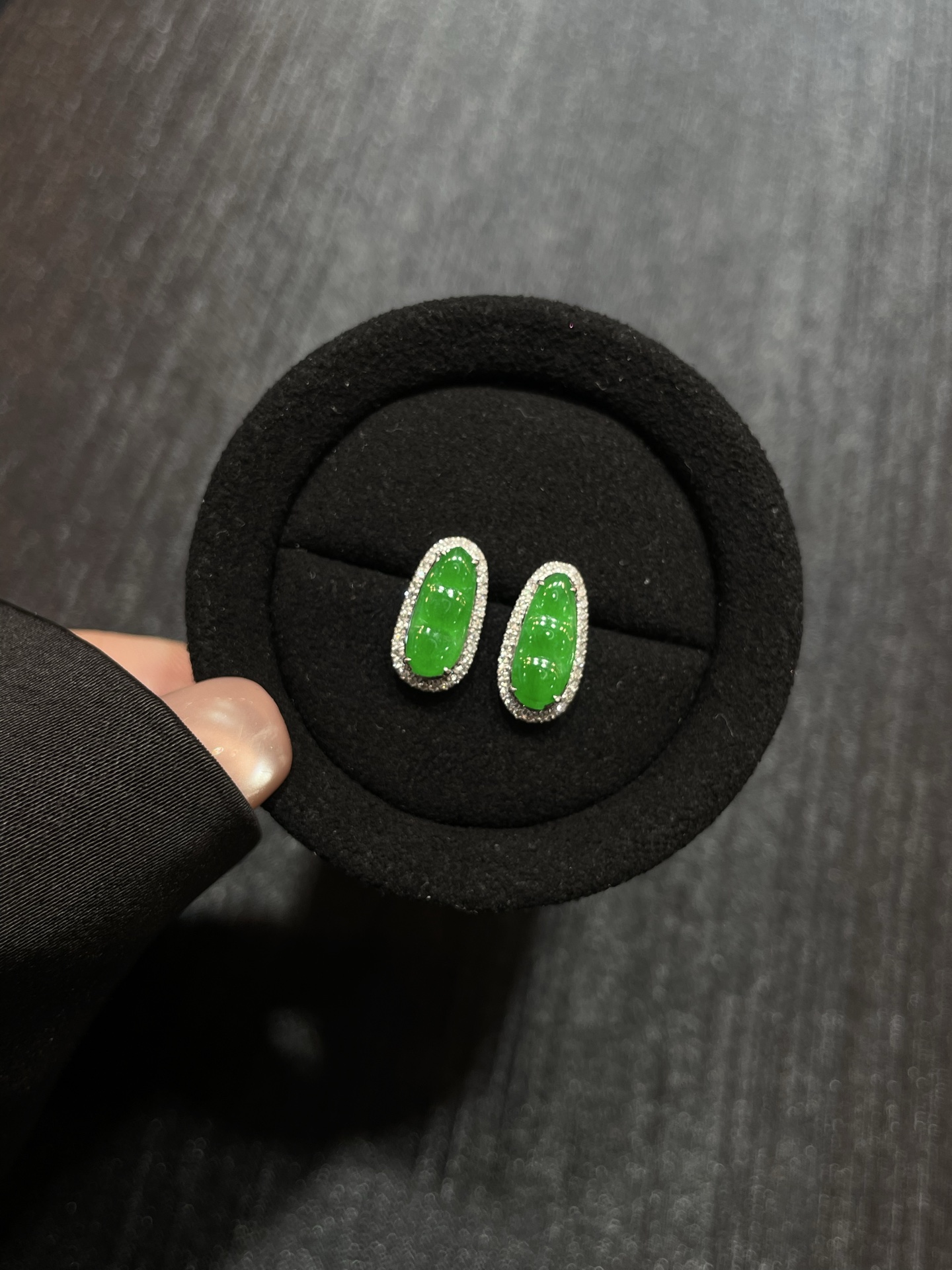 满色 阳绿 福豆耳钉，18k金配钻镶嵌，11.8/5