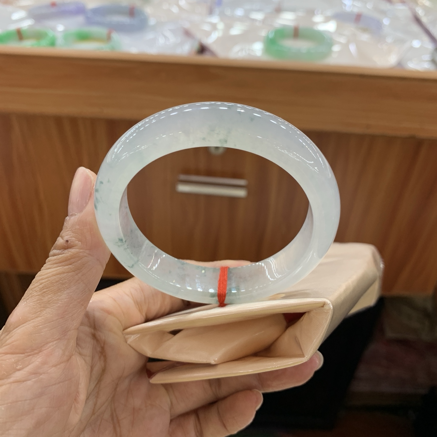 042833WJ，冰飘花正圈翡翠手镯，55.8-13-8.1