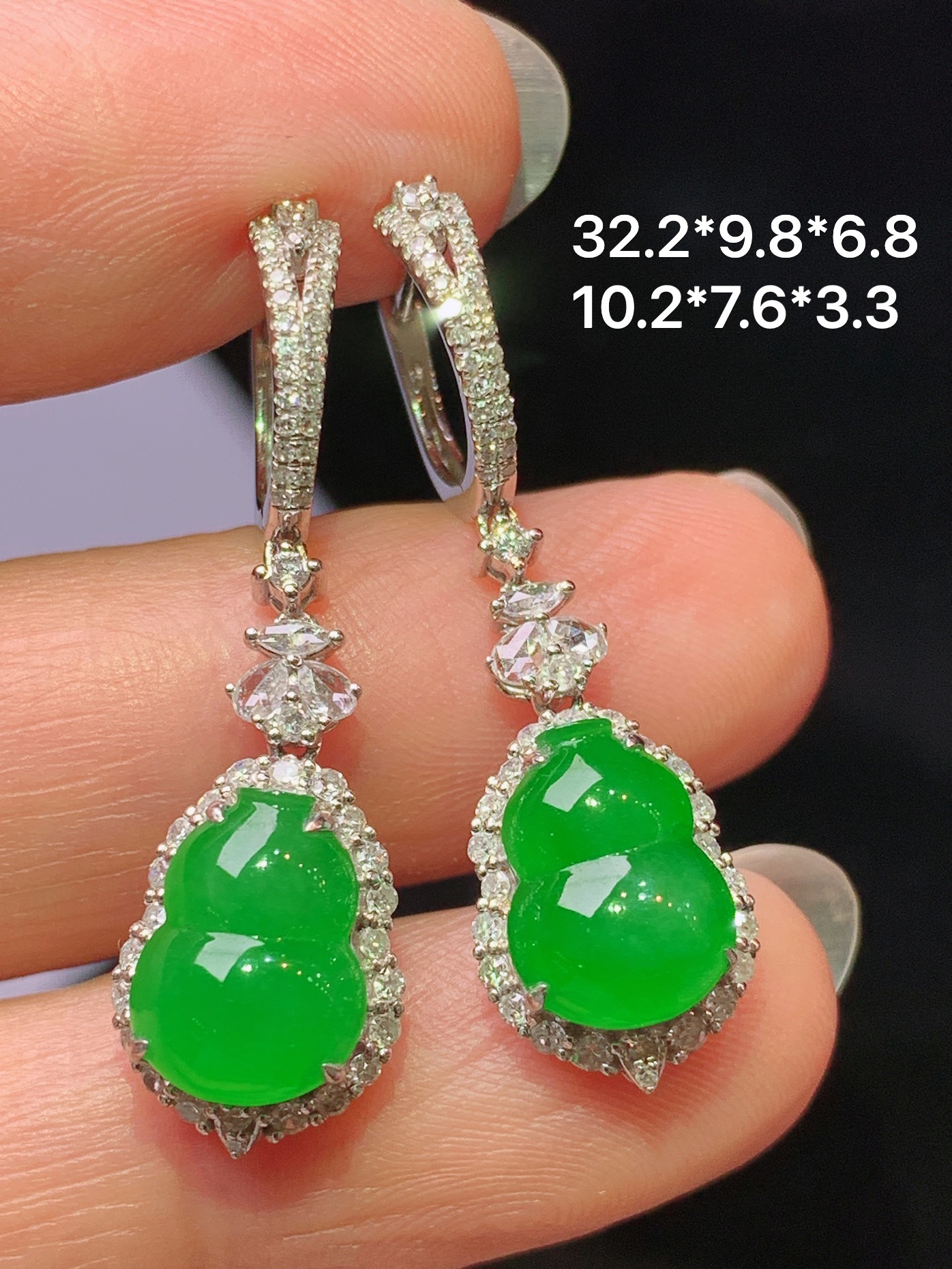 18k金钻镶嵌满绿葫芦耳坠 玉质细腻 色泽艳丽清新 水润亮眼 整体尺寸32.2*9.8*6.8h1
