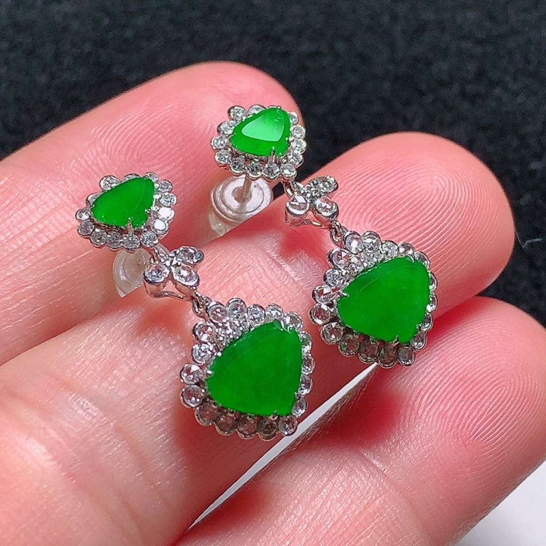 ️18k金镶嵌冰种阳绿水滴耳坠，种老水头好，又冰又润，饱满无裂：23mm裸石：5.6/7.8/1.6mm，编号