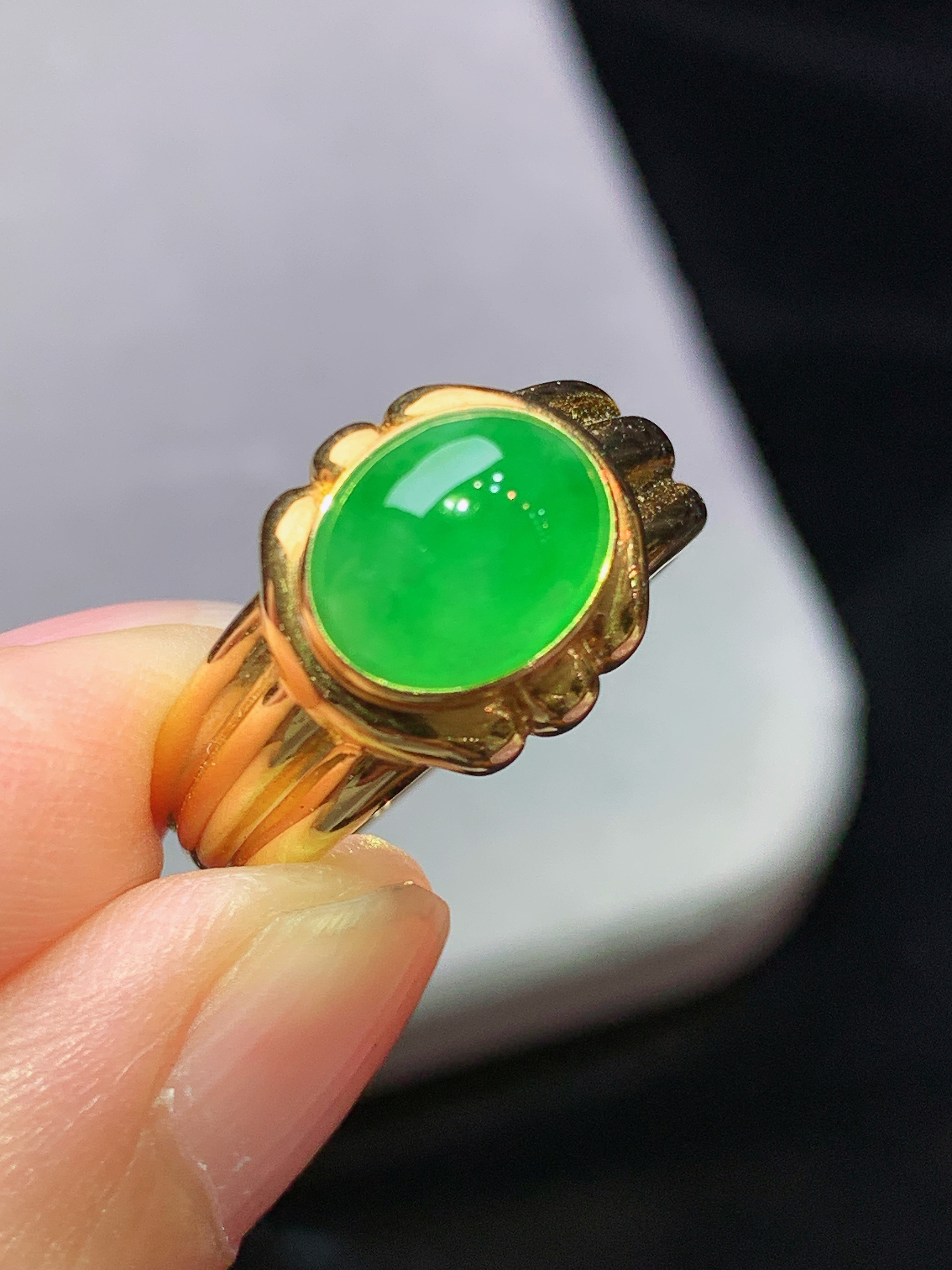 18k金镶嵌冰阳绿蛋面戒指 玉质细腻 色泽艳丽清新 水润亮眼 圈口15 裸石尺寸9.8*7.8*4.8m5