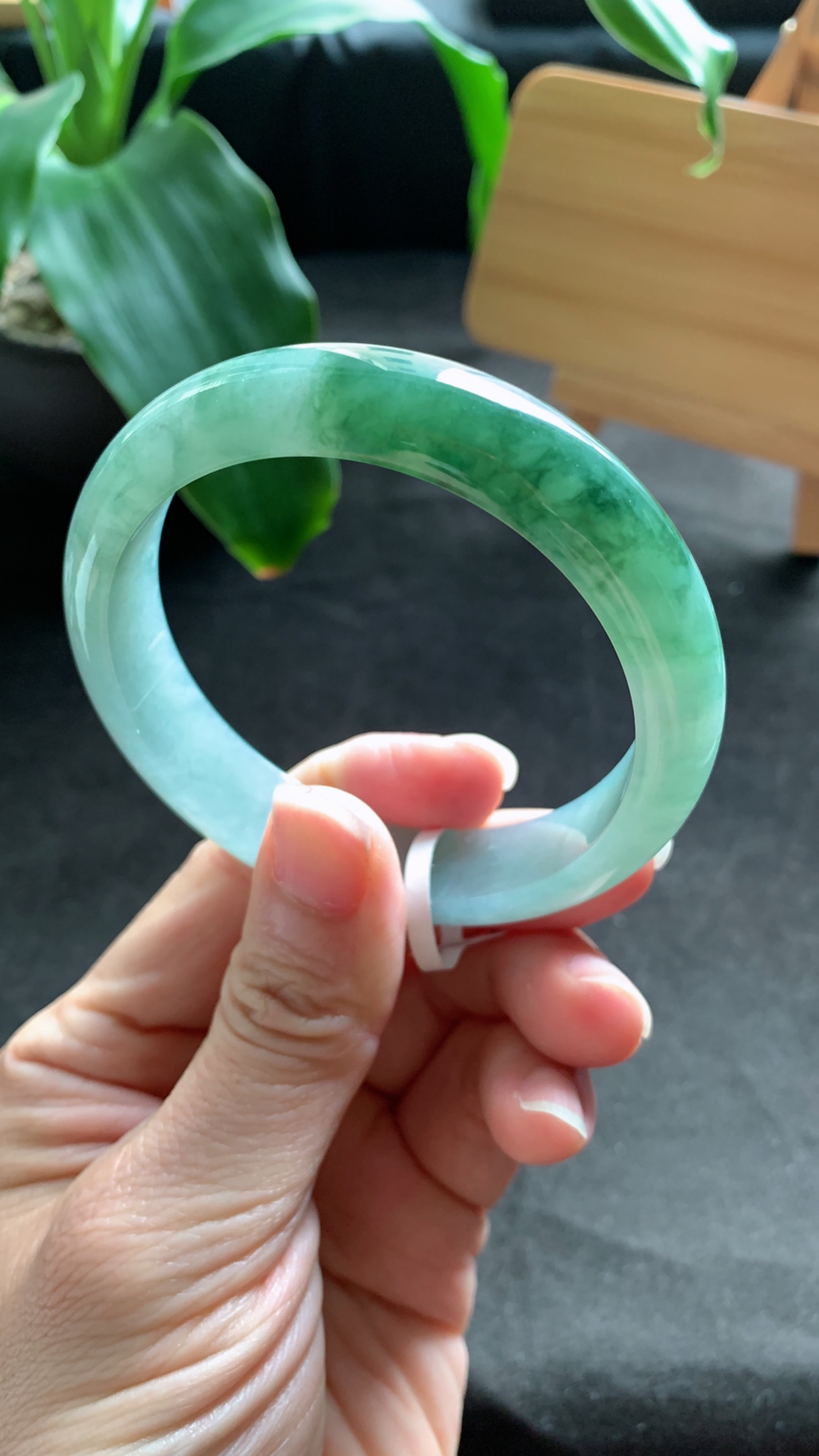 58圈口 天然A货翡翠飘绿花手镯 颜色漂亮