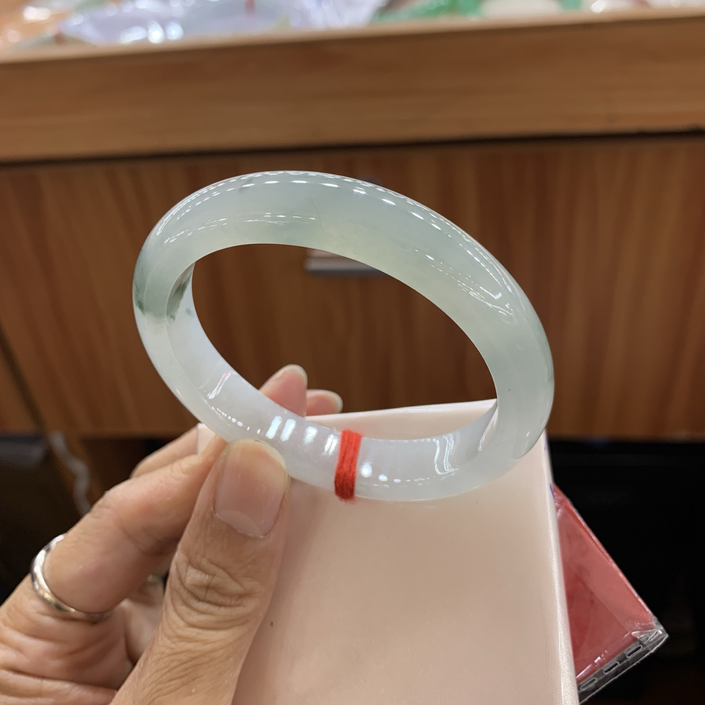 飘花贵妃翡翠手镯
55-48.4-11.5-8.1..