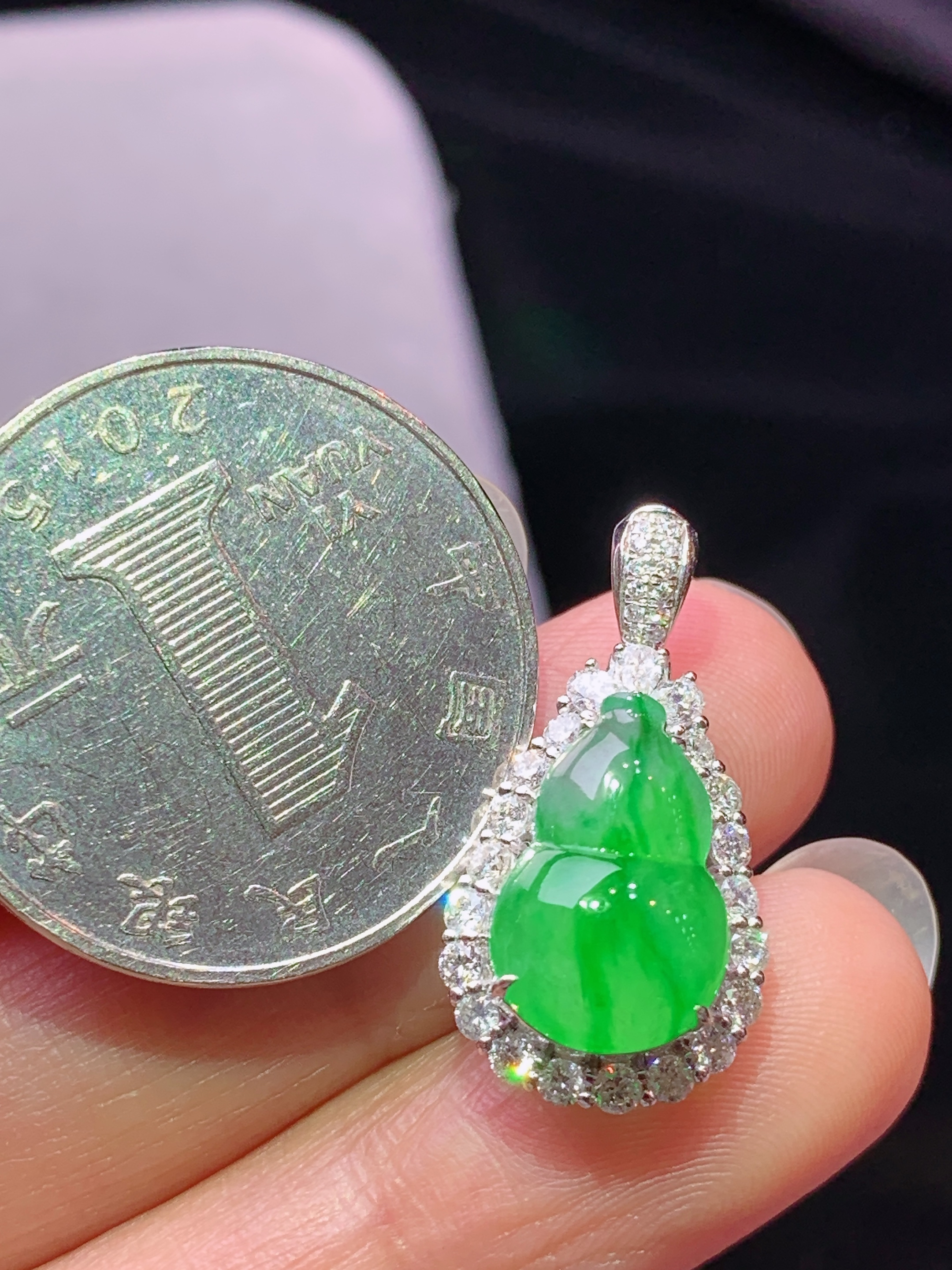 18k金钻镶嵌冰飘阳绿葫芦戒指吊坠两用款 玉质细腻 色泽艳丽清新 水润亮眼 圈口14 整体尺寸23.8*12.5*11m5