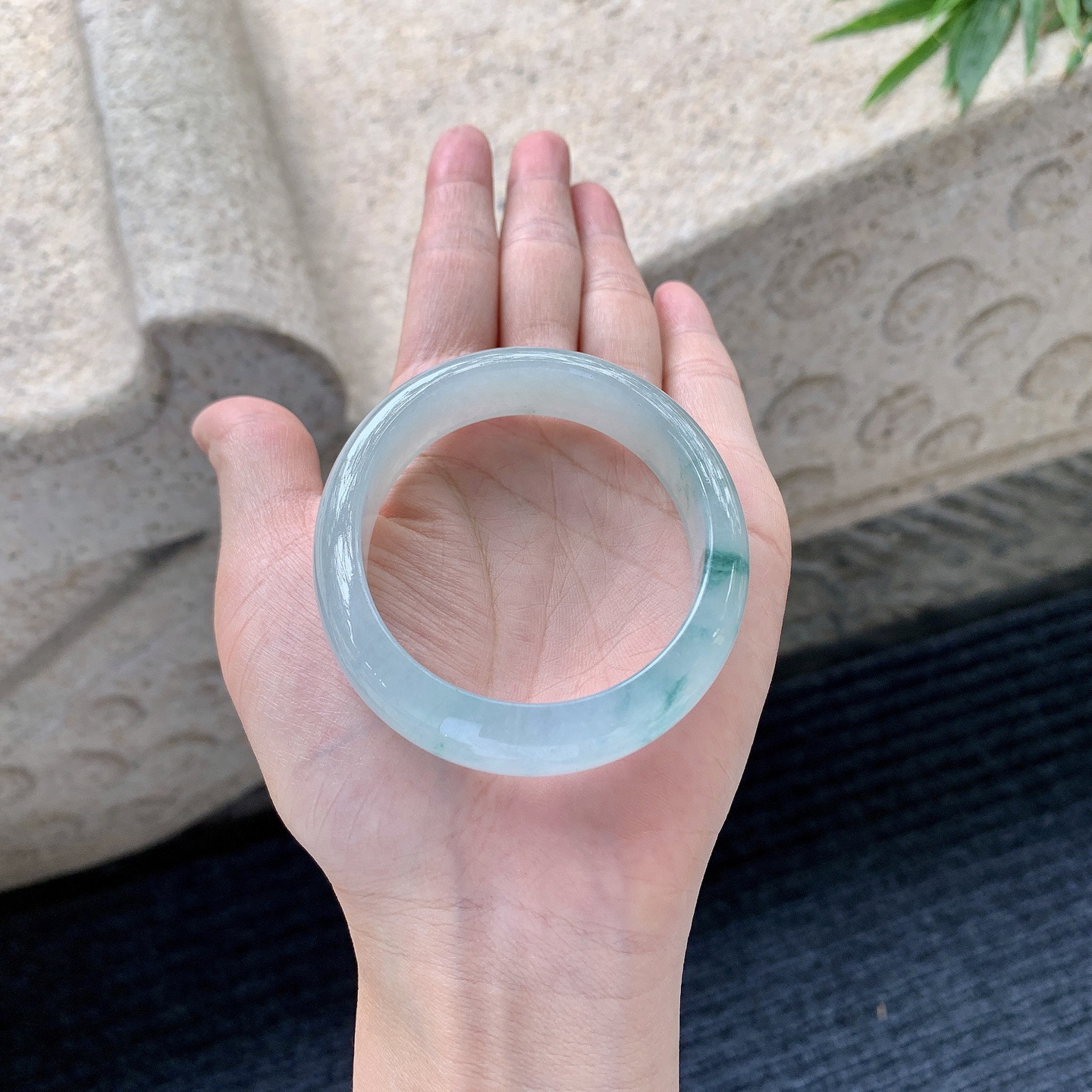 贵妃54 55
【圈口】54.6/49/13/7.3
【描述】糯冰飘蓝花，水润，种老，细腻，打灯有棉