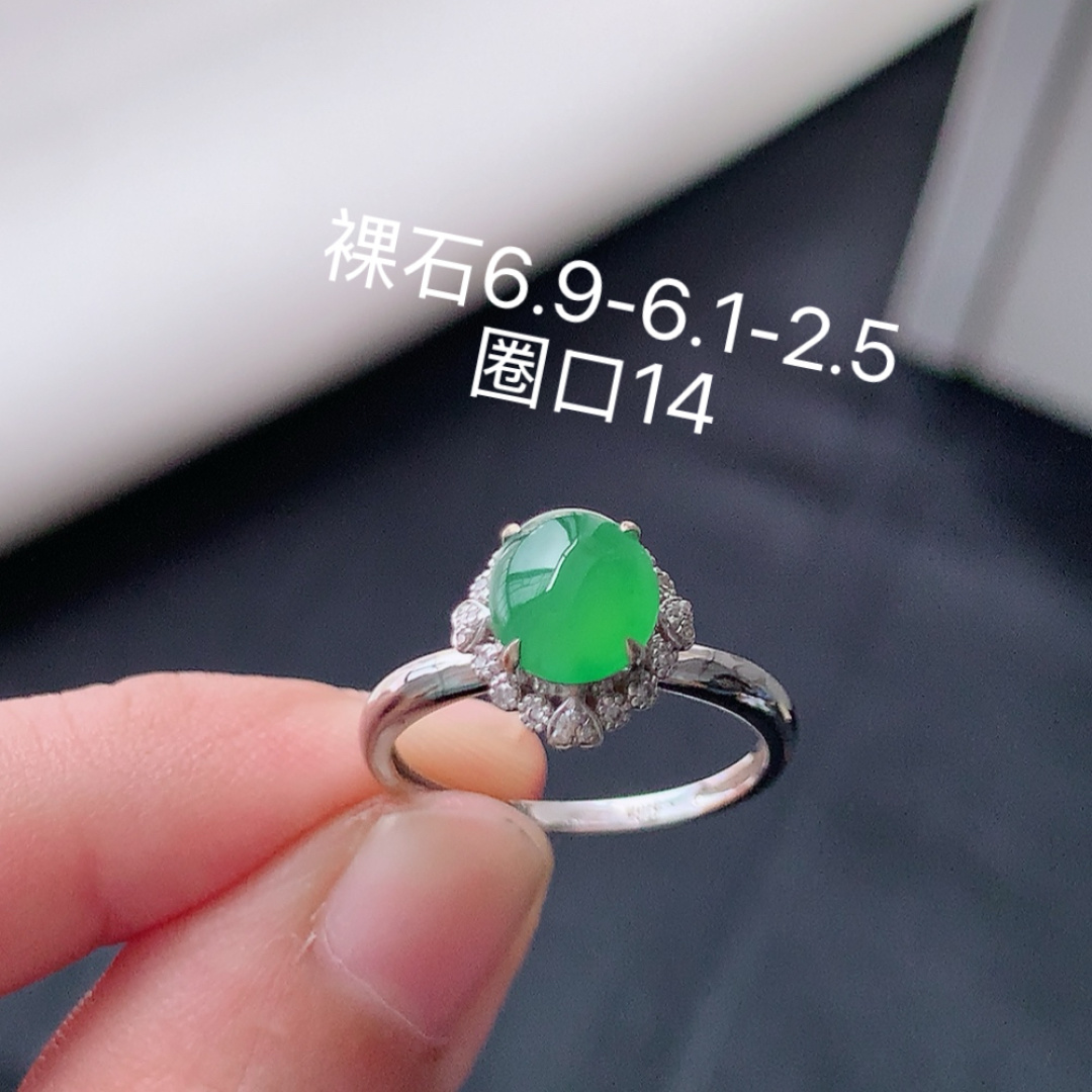 冰阳绿女戒。莹莹青翠，种老无裂水润，佩戴温婉优雅，货号79428，6.9/6.1/2.5