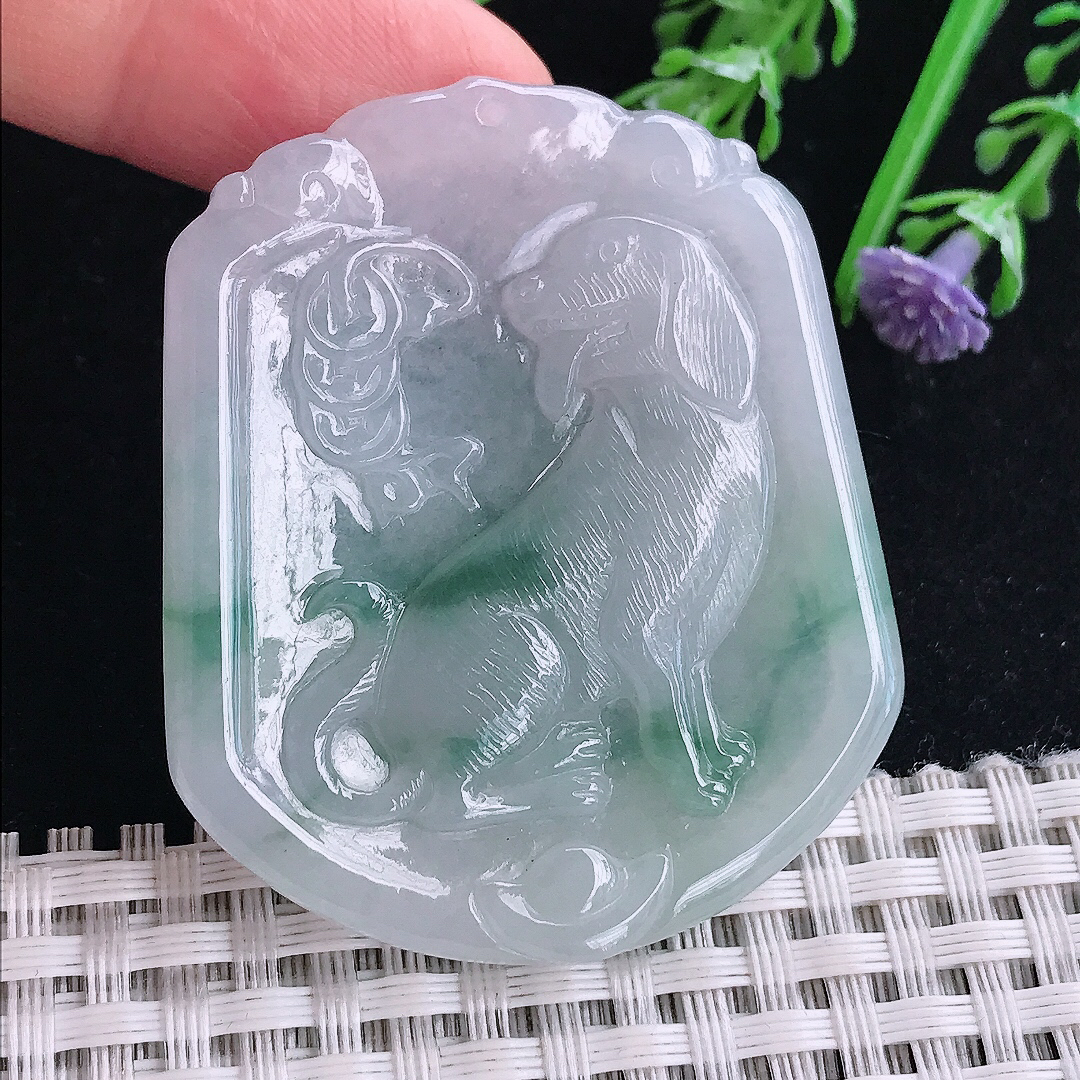 实拍A货翡翠50.3/42.5/4.8老坑冰润起胶飘花生肖狗牌吊坠翡翠玉旺财挂件