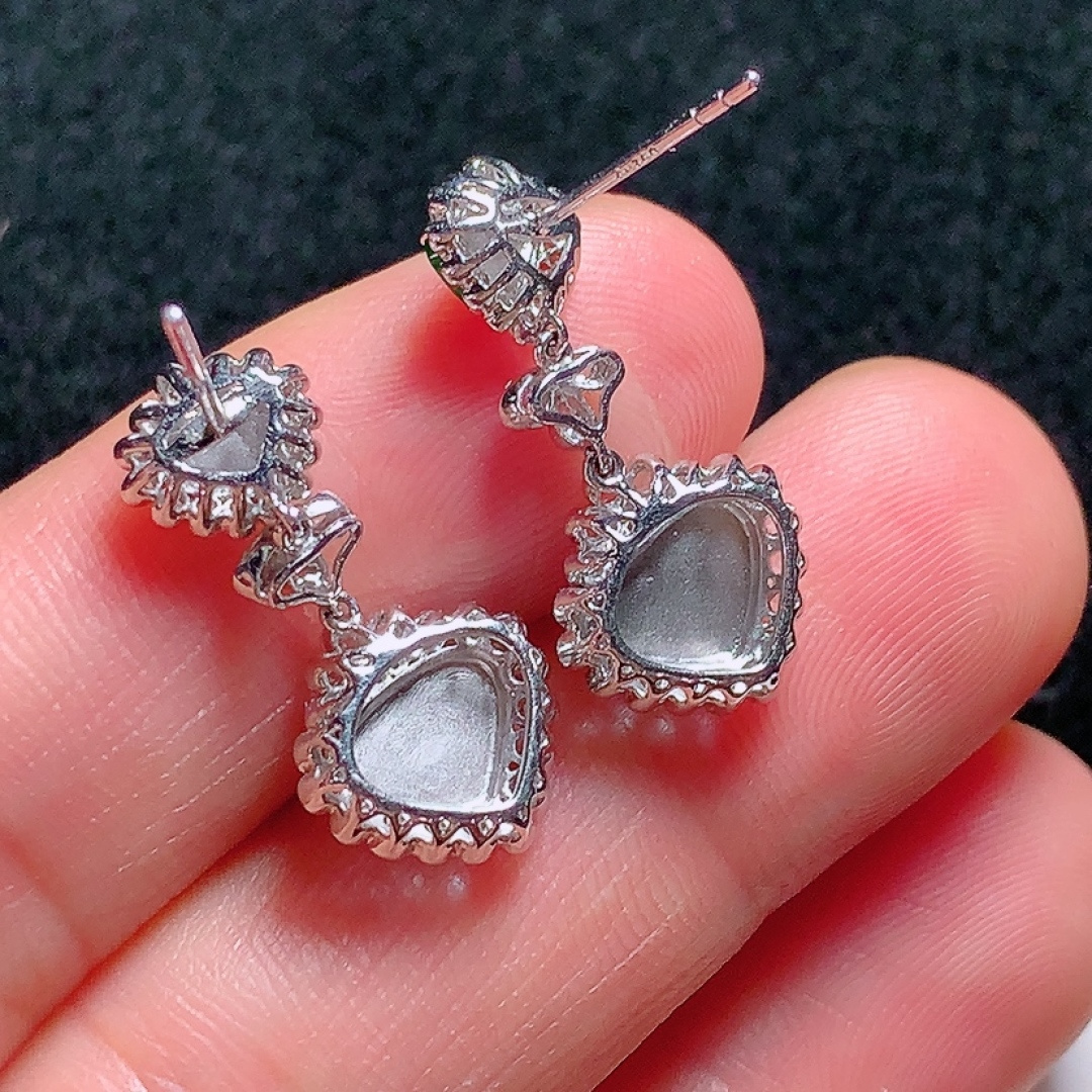 ️18k金镶嵌冰种阳绿水滴耳坠，种老水头好，又冰又润，饱满无裂：23mm裸石：5.6/7.8/1.6mm，编号