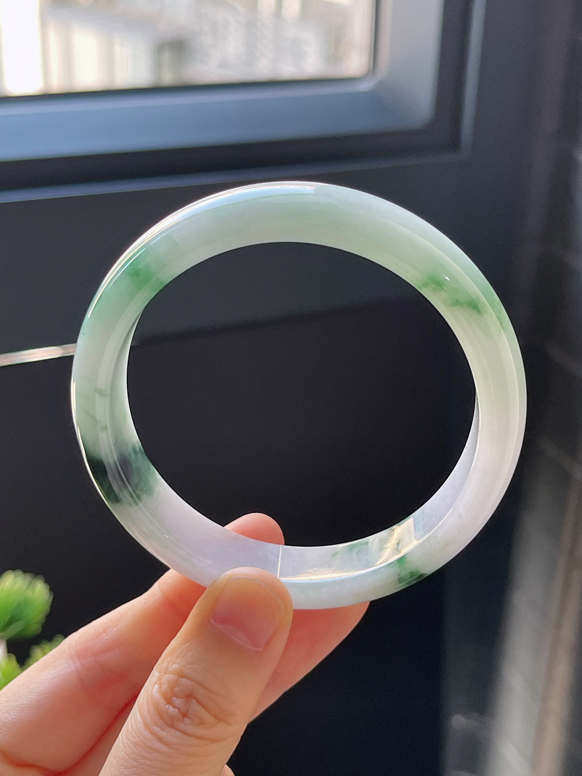 正圈57.9圈口，翡翠糯化种飘绿手镯