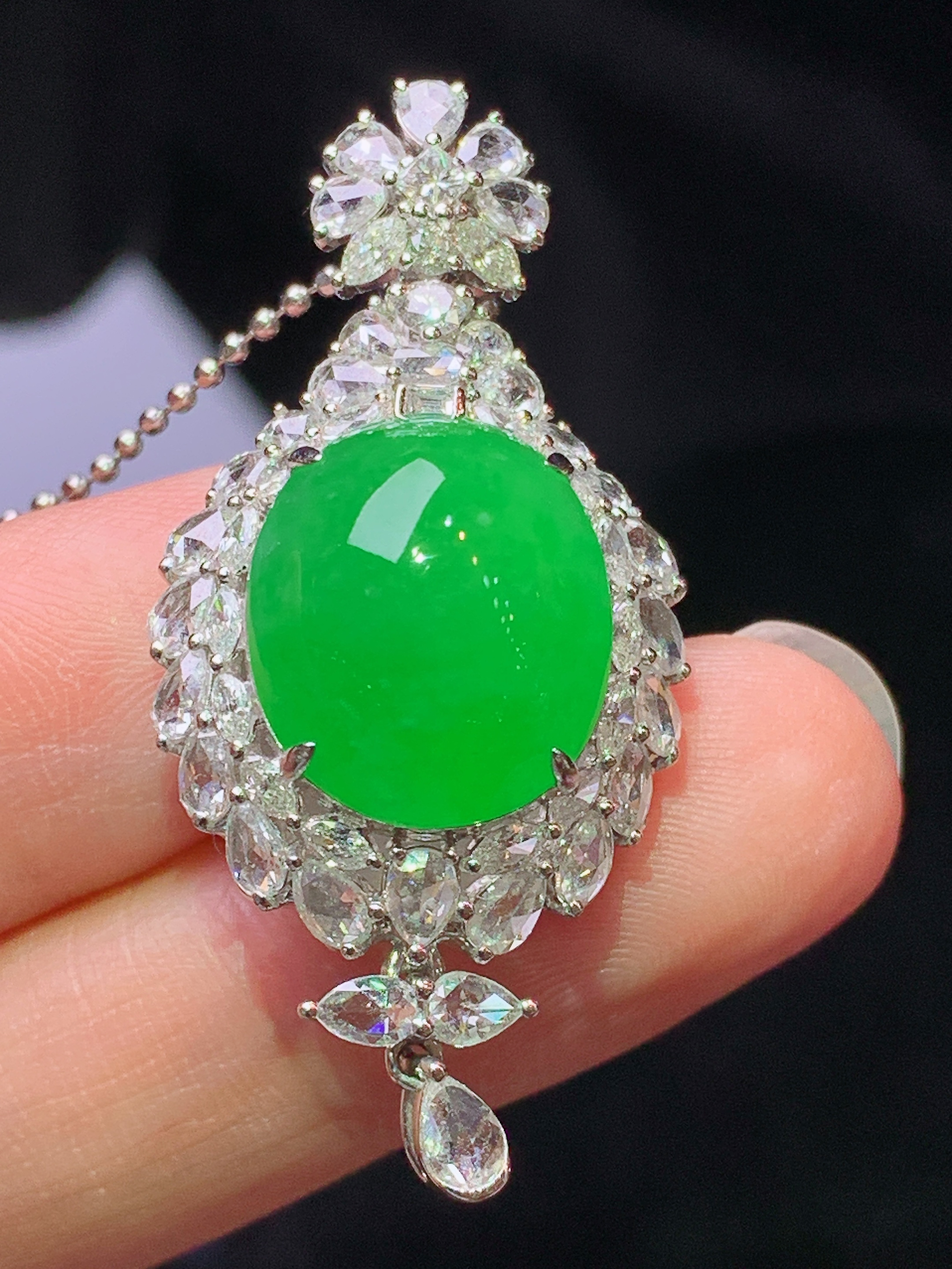 18k金钻镶嵌冰阳绿蛋面吊坠 玉质细腻 色泽艳丽清新 水润亮眼 整体尺寸41.5*19.3*14t2