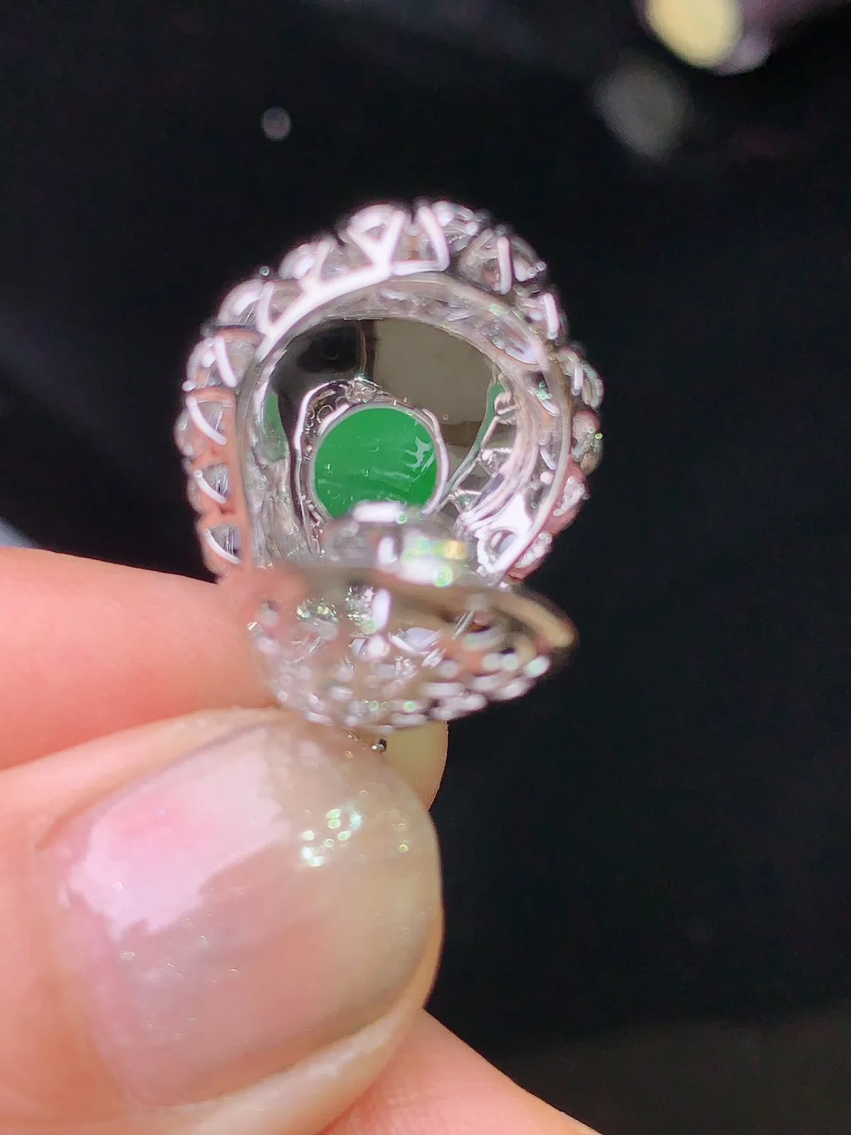 18k金钻镶嵌翠绿葫芦吊坠 玉质细腻 色泽清新艳丽 整体尺寸28*15.8*12.5 B3