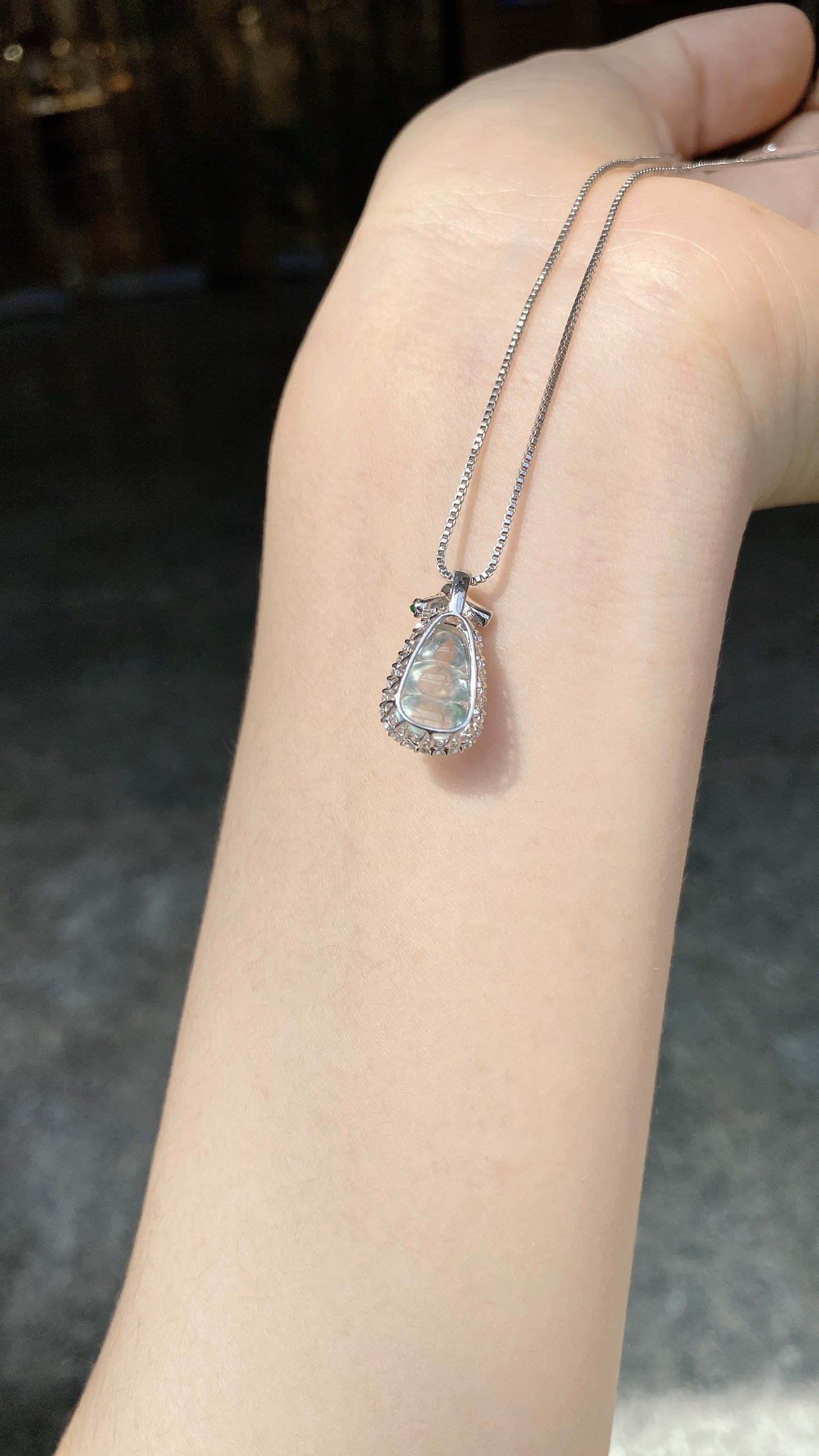 自然光 · 玻璃冰飘蓝花小福豆吊坠，18K · 整：18.1*10*8.5mm，裸：11.8*7.6*4.5mm