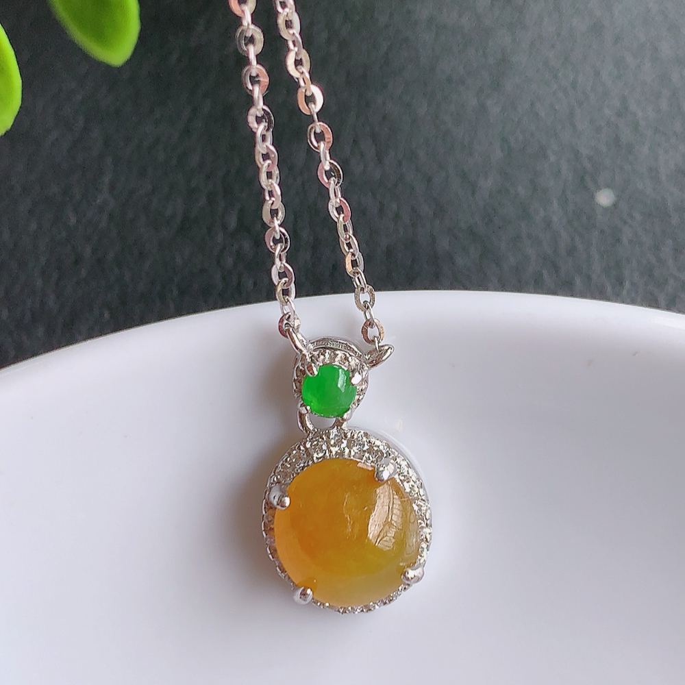 冰润黄翡蛋面翡翠吊坠，925银饰镶嵌  质地细腻，清秀高雅，饱满圆润  款式大方经典，颜色鲜艳，沁人心脾，高质量精品   W502.27  整体尺寸：15-9.3-5.6mm   裸石尺寸：8-7.5mm