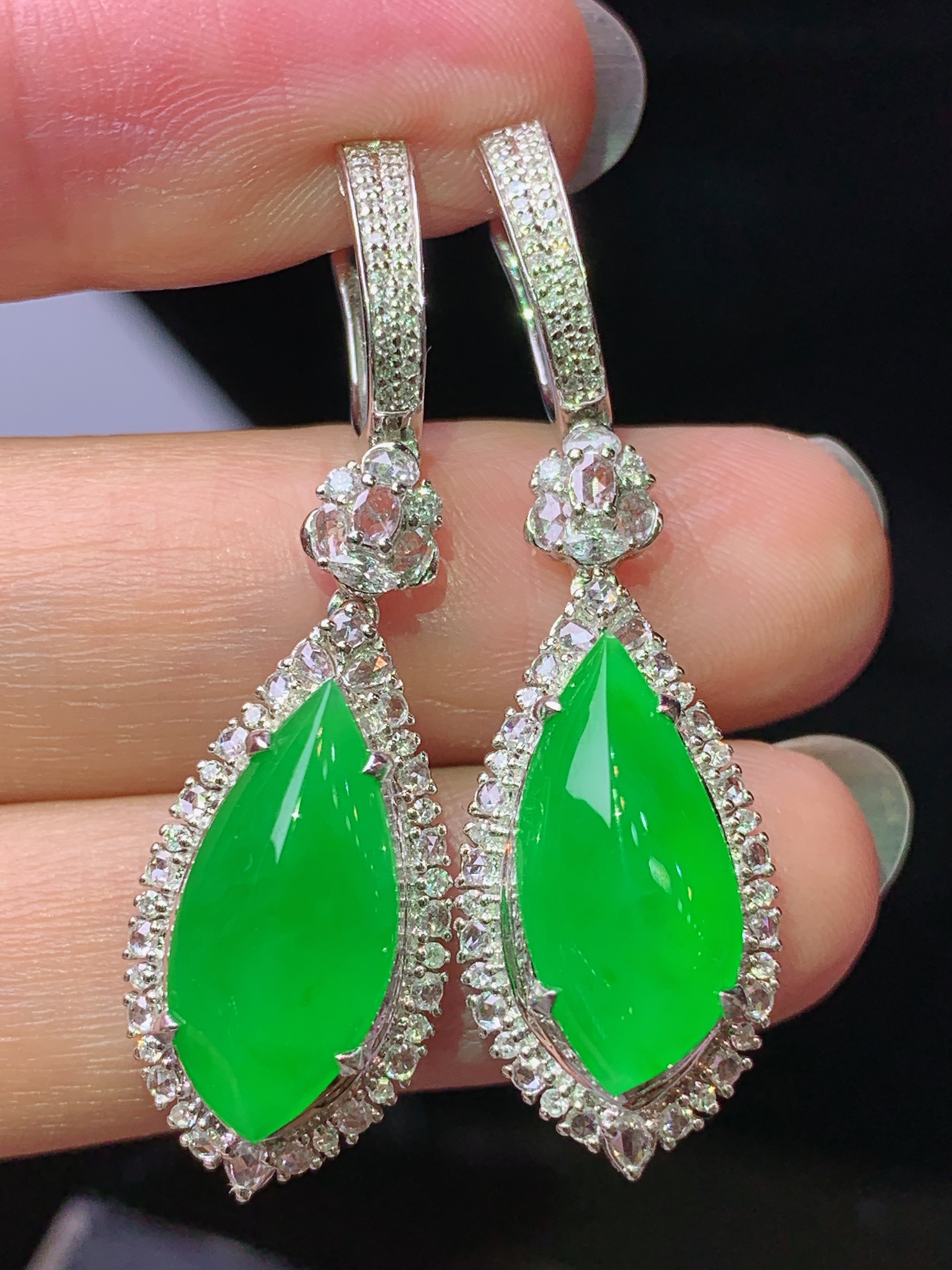 18k金钻镶嵌冰阳绿随形耳坠 玉质细腻 色泽艳丽清新 水润亮眼 整体尺寸41*12*9.3h2