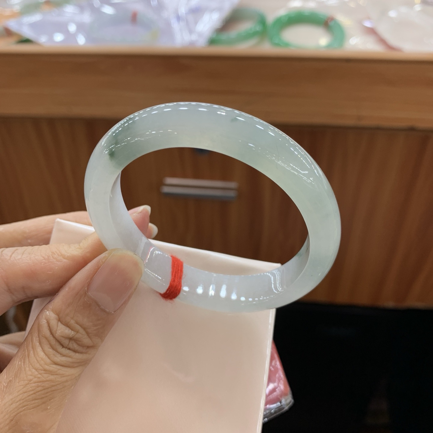 飘花贵妃翡翠手镯
55-48.4-11.5-8.1..