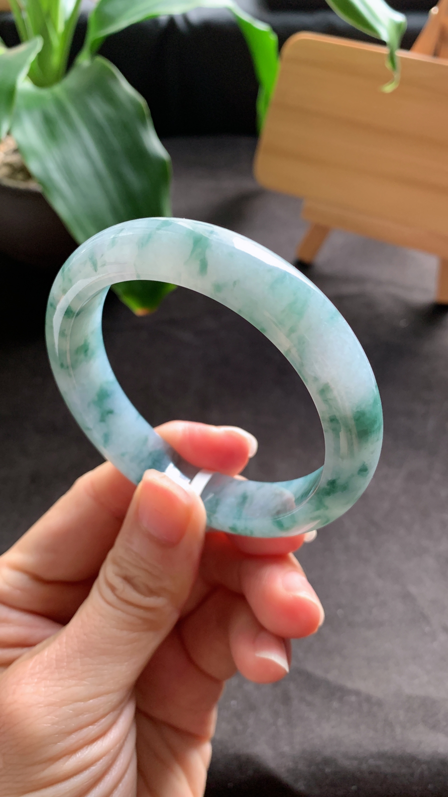 56圈口 天然A货翡翠飘花手镯 种水好 花色灵动