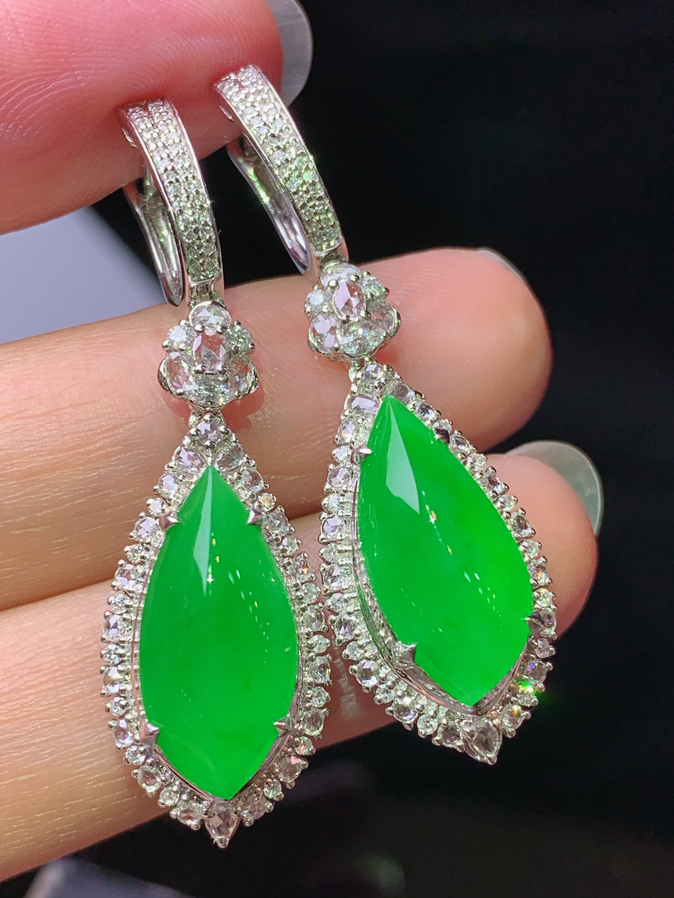 18k金钻镶嵌冰阳绿随形耳坠 玉质细腻 色泽艳丽清新 水润亮眼 整体尺寸41*12*9.3h2