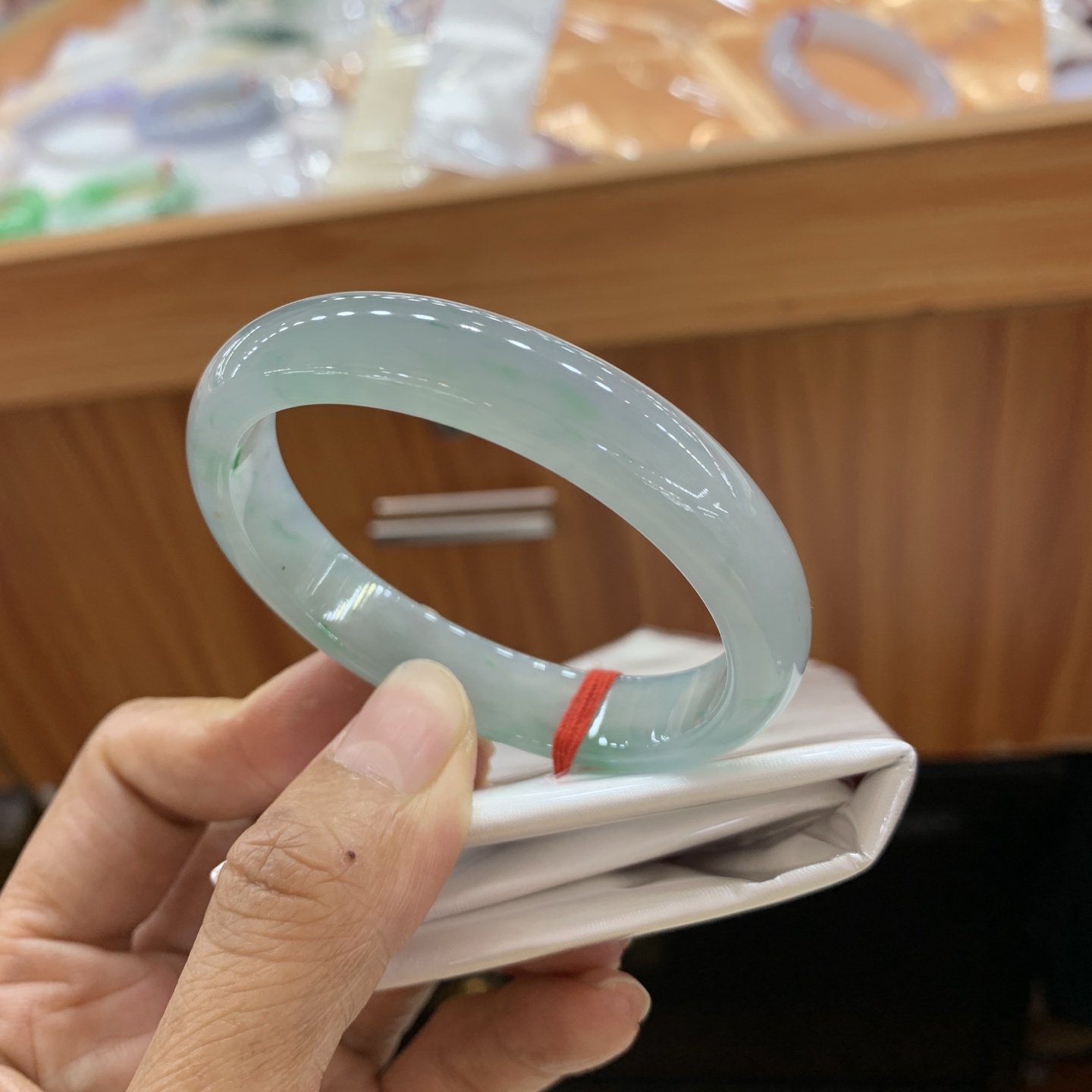 042812FN，冰蓝飘绿花贵妃翡翠手镯，54-46-11.3-6.8